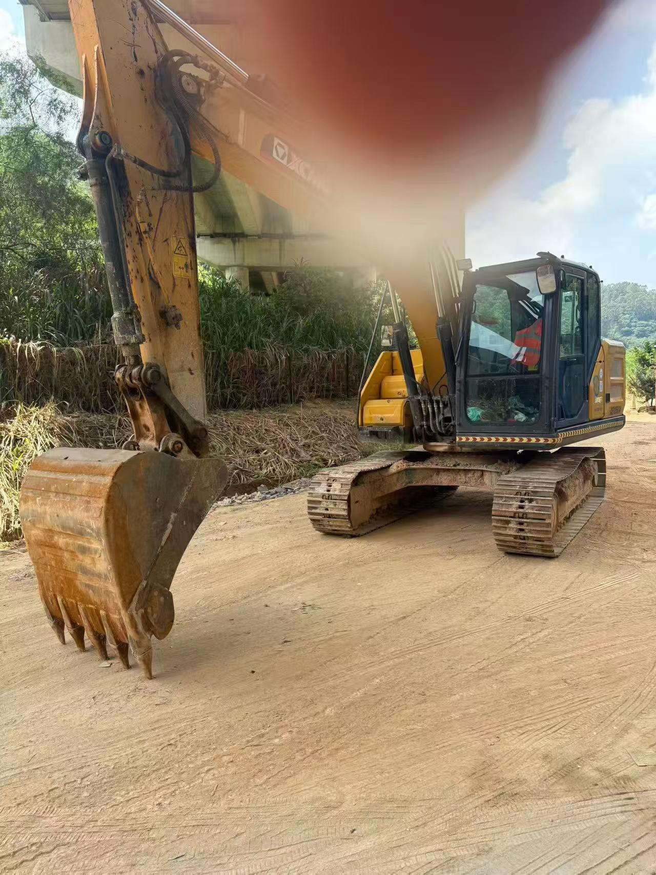 شراء حفارة XCMG XE135GA مستعملة / 2