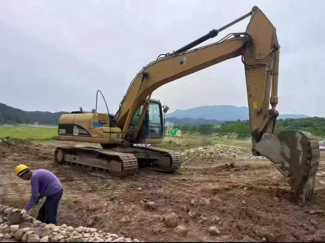 شراء حفارة Caterpillar 320D مستعملة / 3