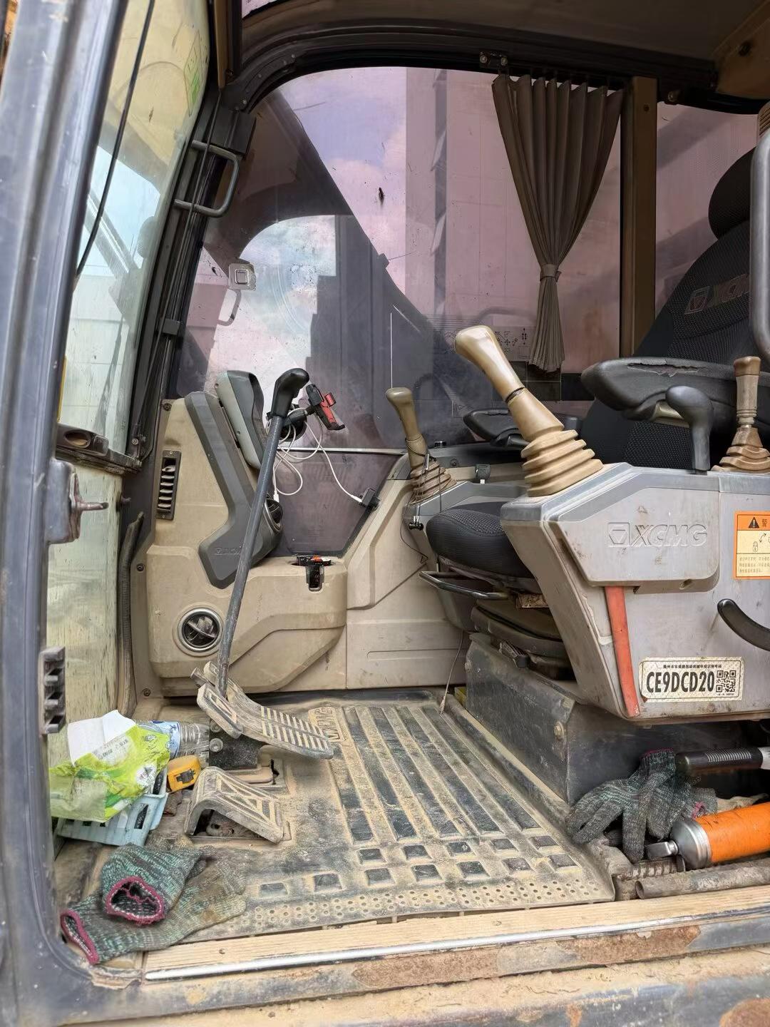 Compre Excavadora XCMG XE75C Usada / 7