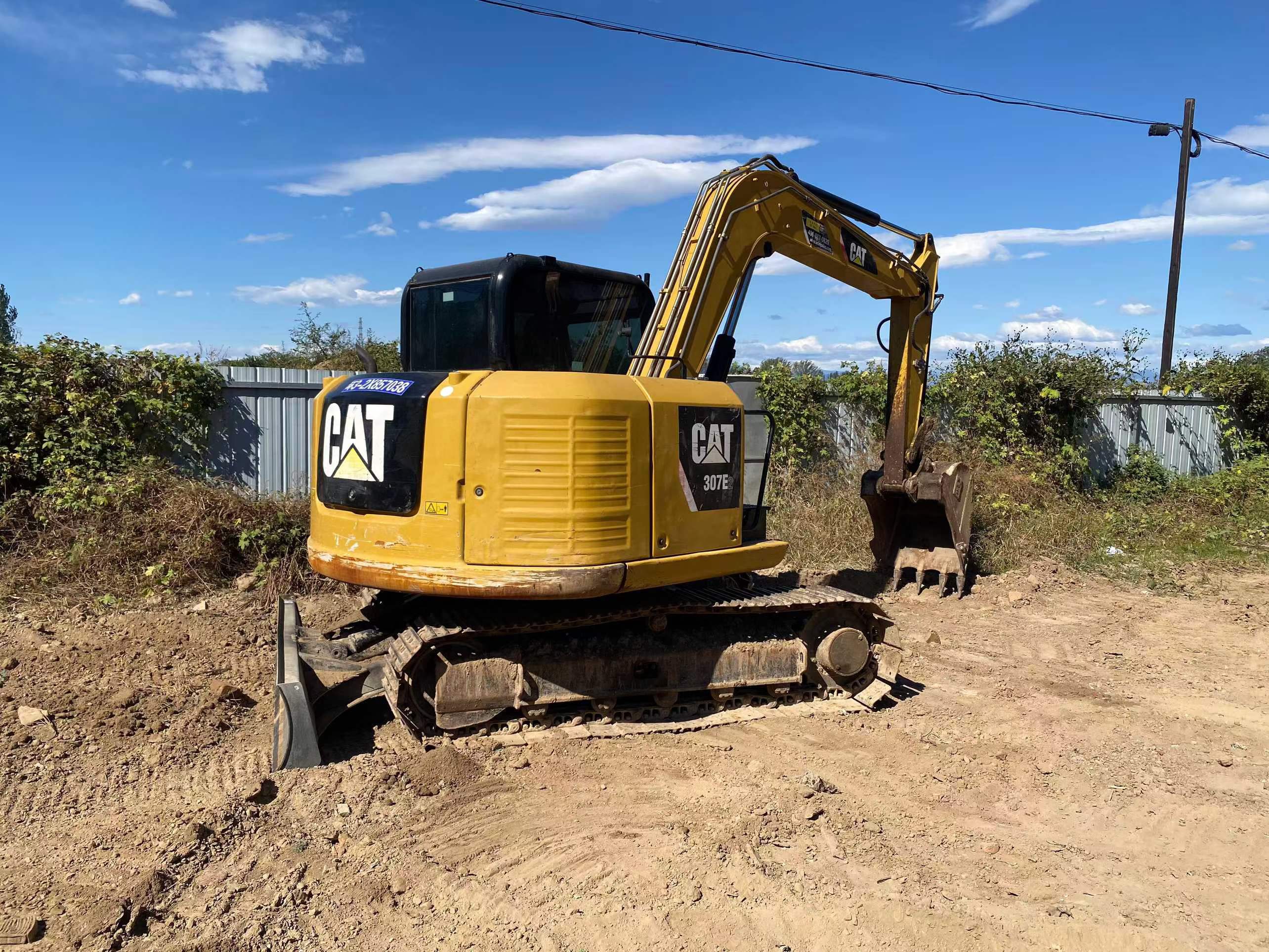 شراء حفارة Caterpillar 307B مستعملة / 2