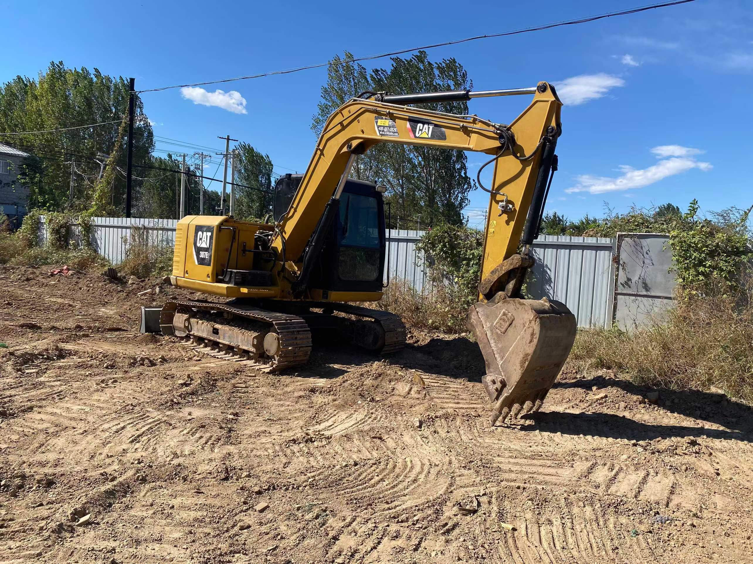 شراء حفارة Caterpillar 307B مستعملة / 4