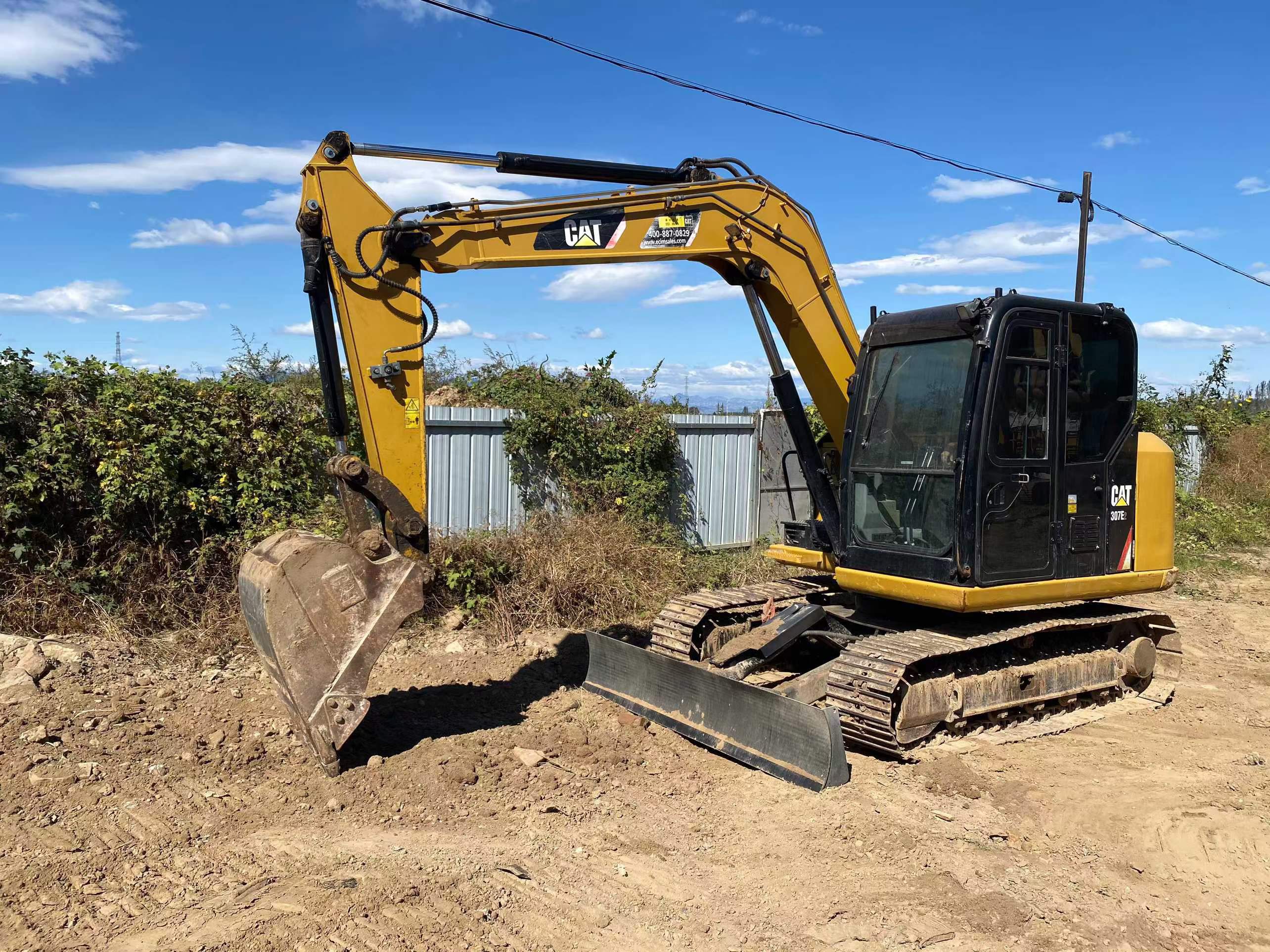 شراء حفارة Caterpillar 307B مستعملة / 3
