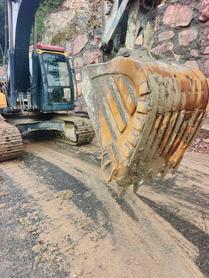 Buy Hyundai R215VS Used Excavator / 4 Buy Hyundai R215VS Used Excavator / 4