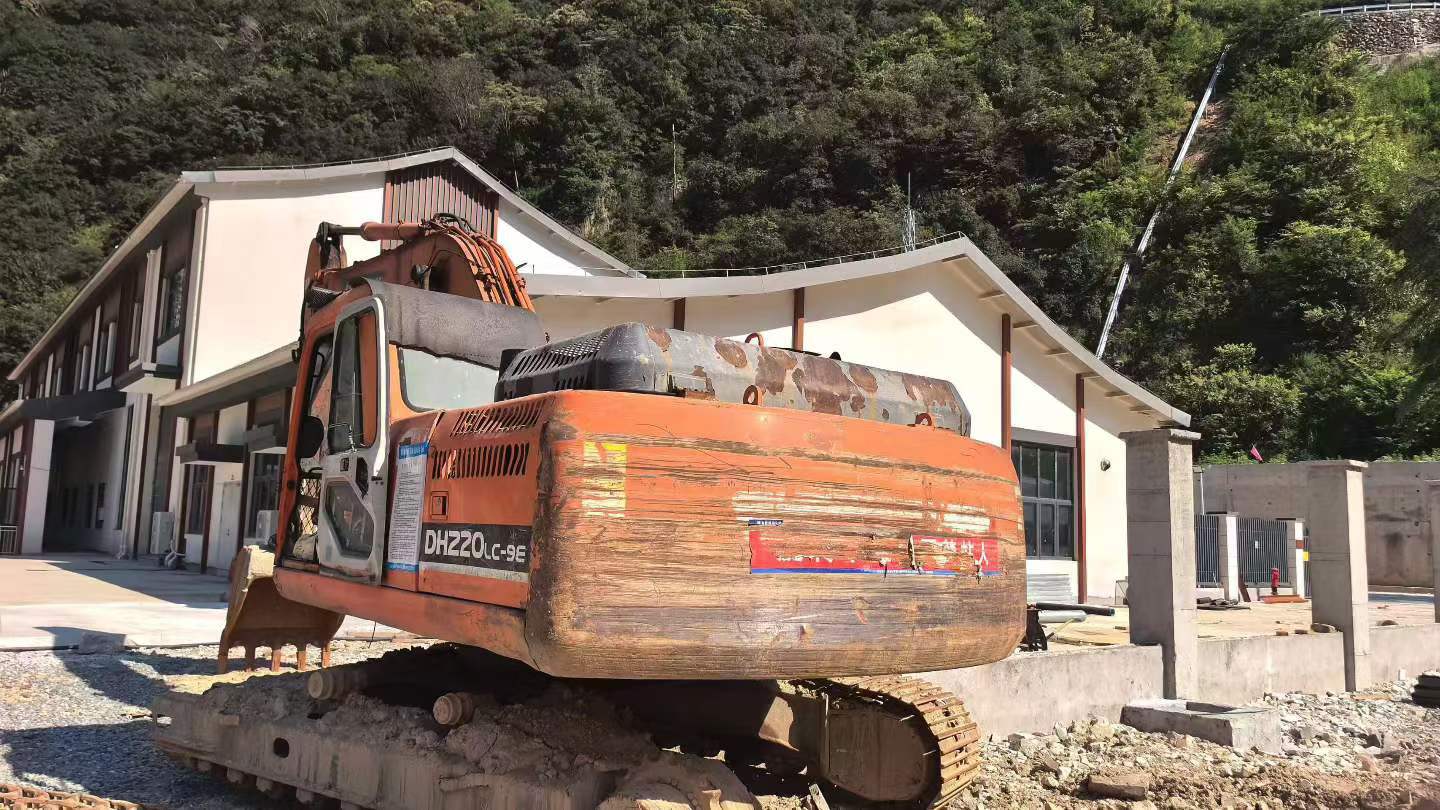 Buy Doosan DH220 Used Excavator / 1