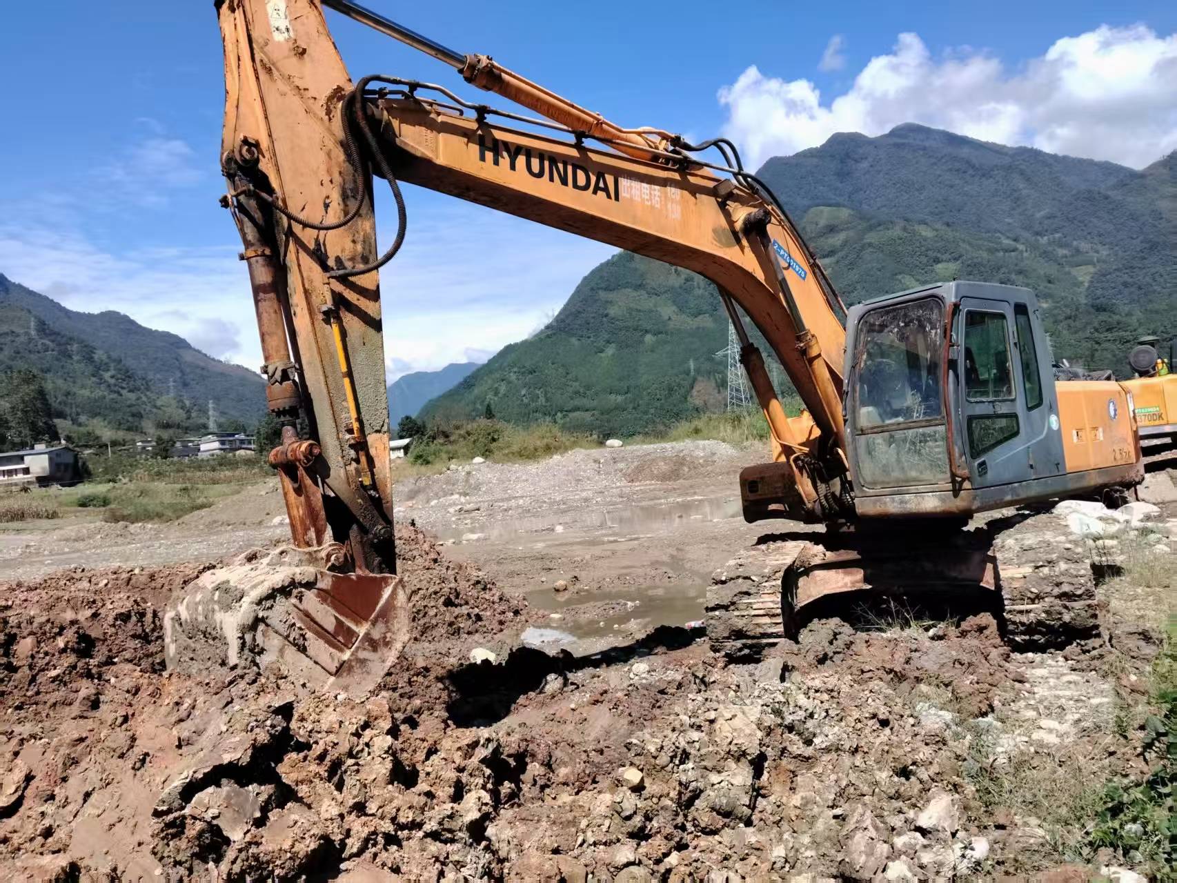 Buy Hyundai R215-7 Used Excavator / 1