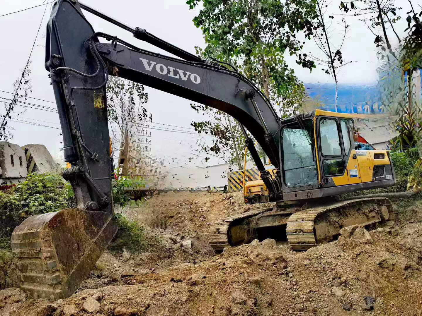 Buy Volvo EC200D Used Excavator / 2 Buy Volvo EC200D Used Excavator / 2