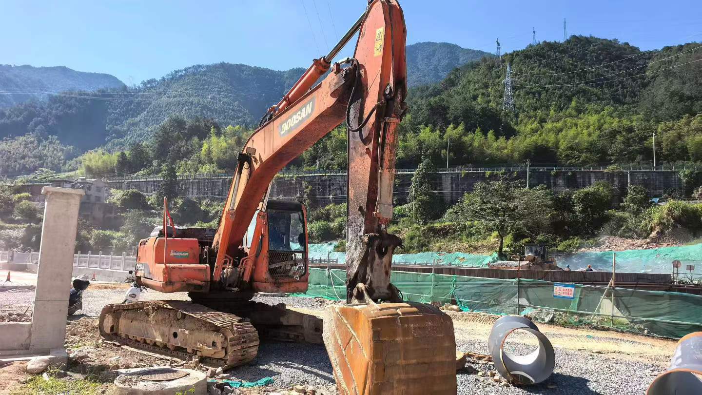 Buy Doosan DH220 Used Excavator / 5 Buy Doosan DH220 Used Excavator / 5