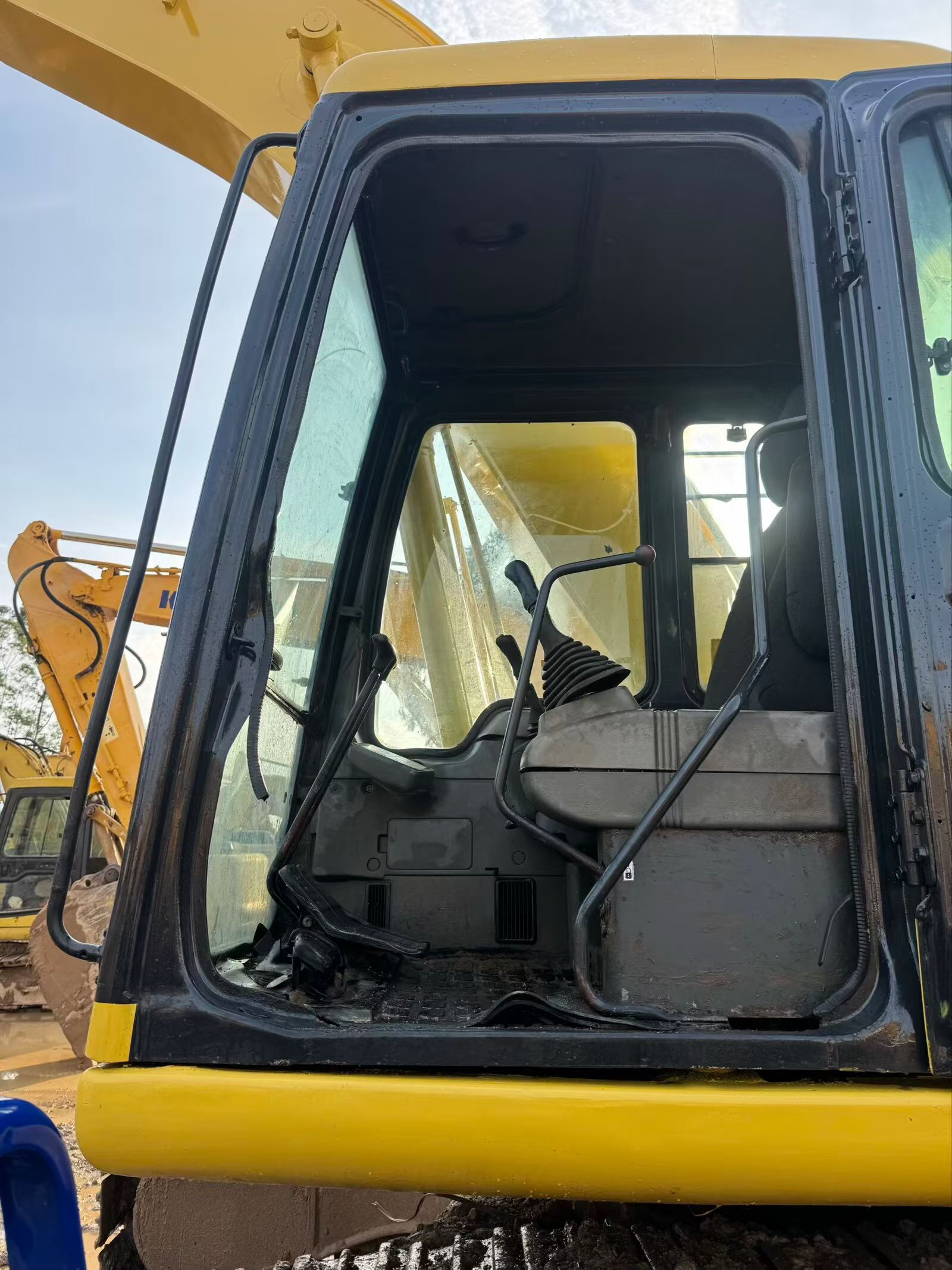 Buy Komatsu PC200-6 Used Excavator / 5 Buy Komatsu PC200-6 Used Excavator / 5