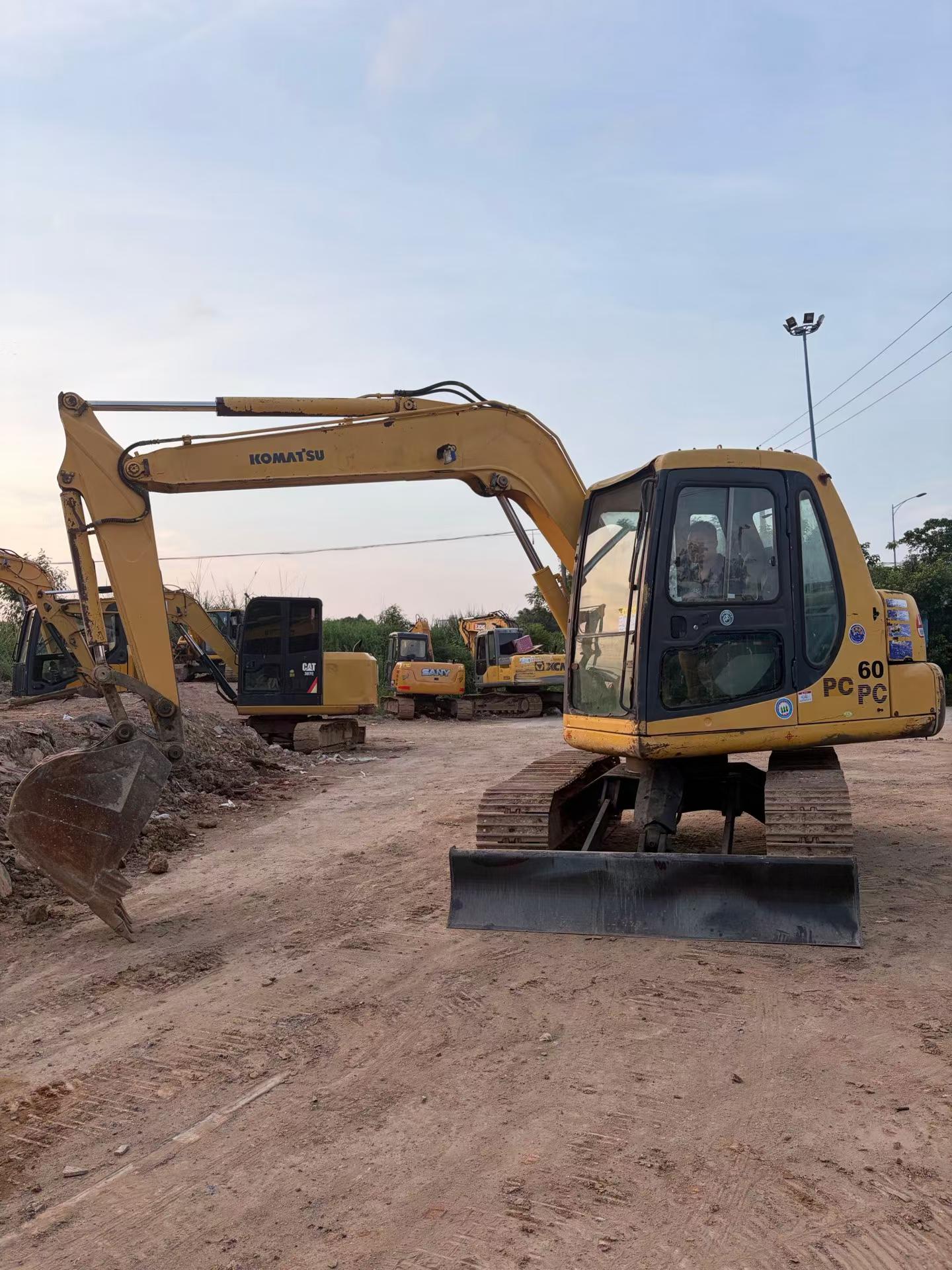 Buy Komatsu PC60-7 Used Excavator / 4