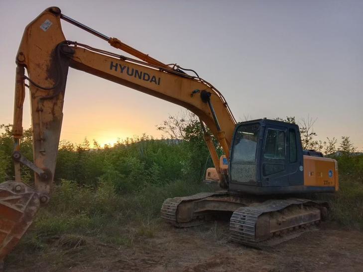 Buy Hyundai R225-7 Used Excavator / 1