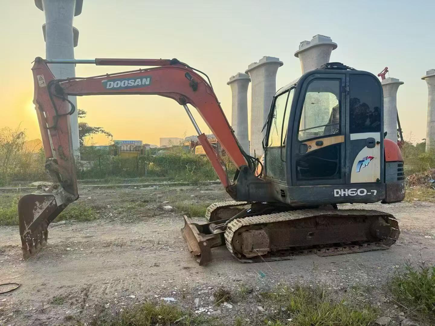 Buy Doosan DH60-7 Used Excavator / 1