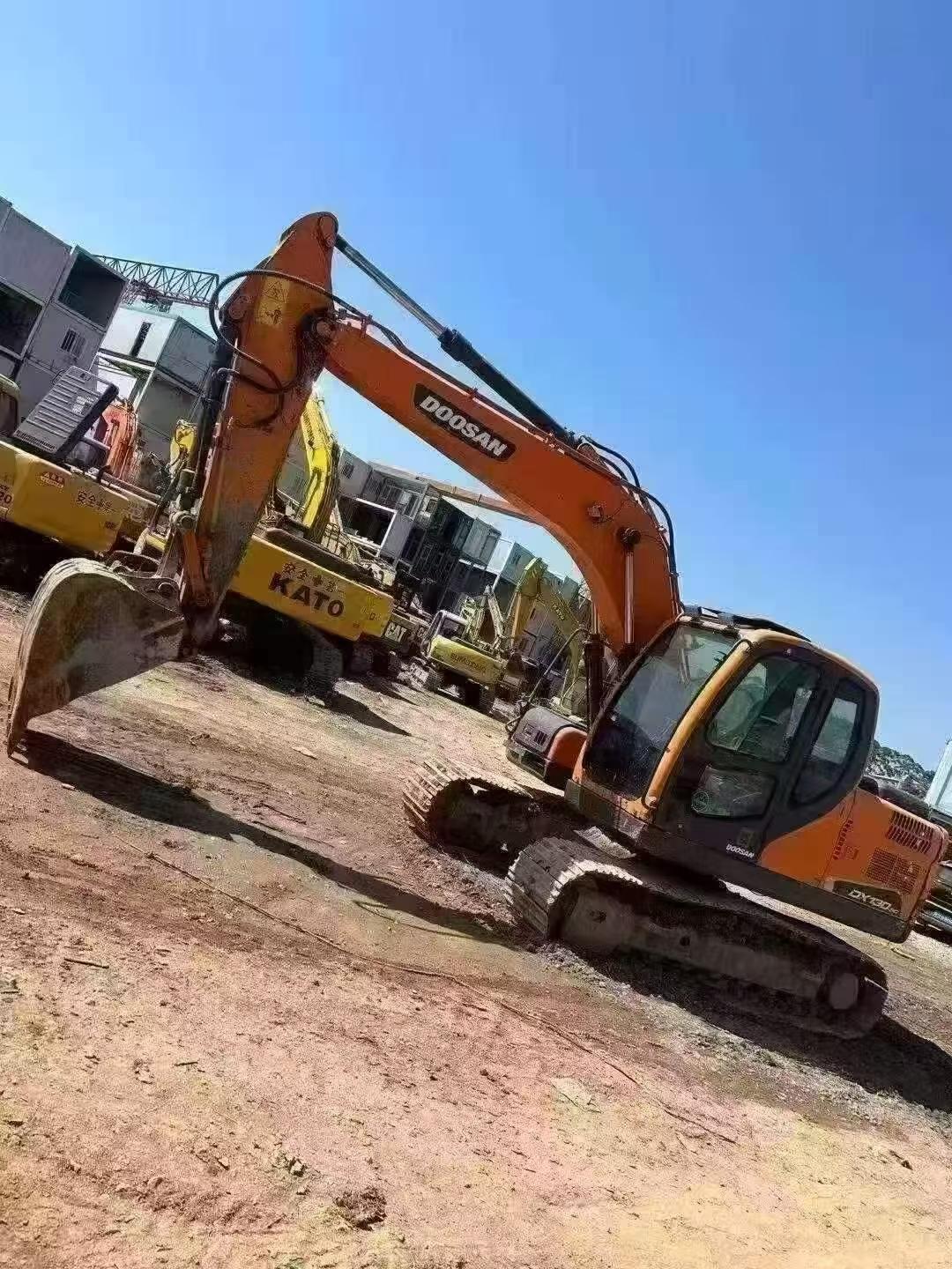 Buy Doosan S130W-3 Used Excavator / 3 Buy Doosan S130W-3 Used Excavator / 3