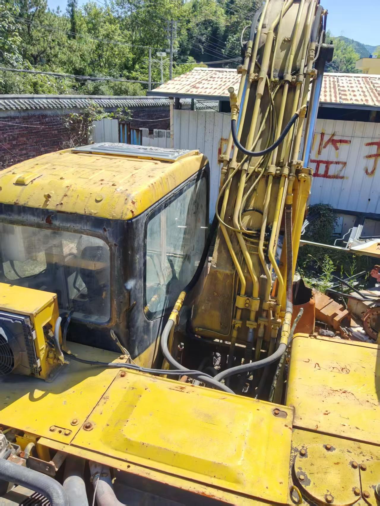 Buy Komatsu PC220 Used Excavator / 2