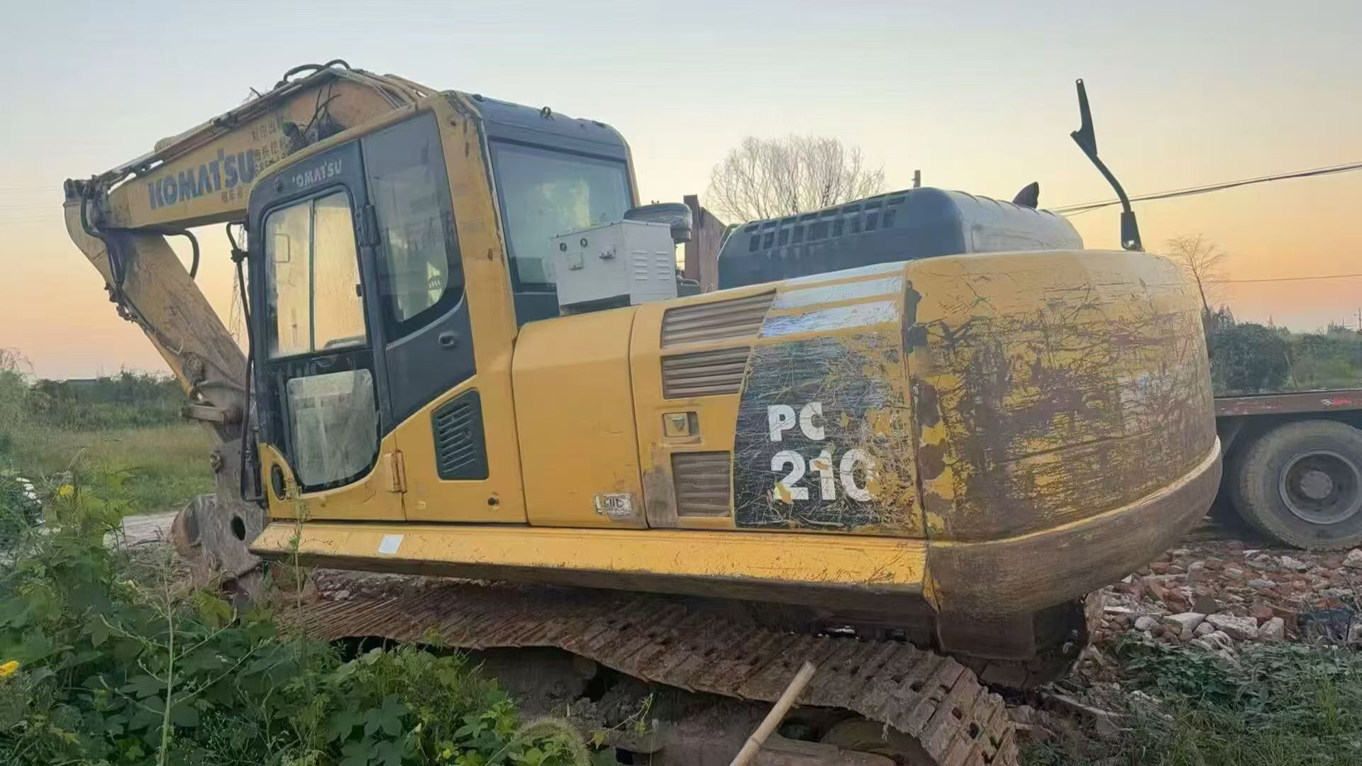 Buy Komatsu PC210-6 Used Excavator / 1