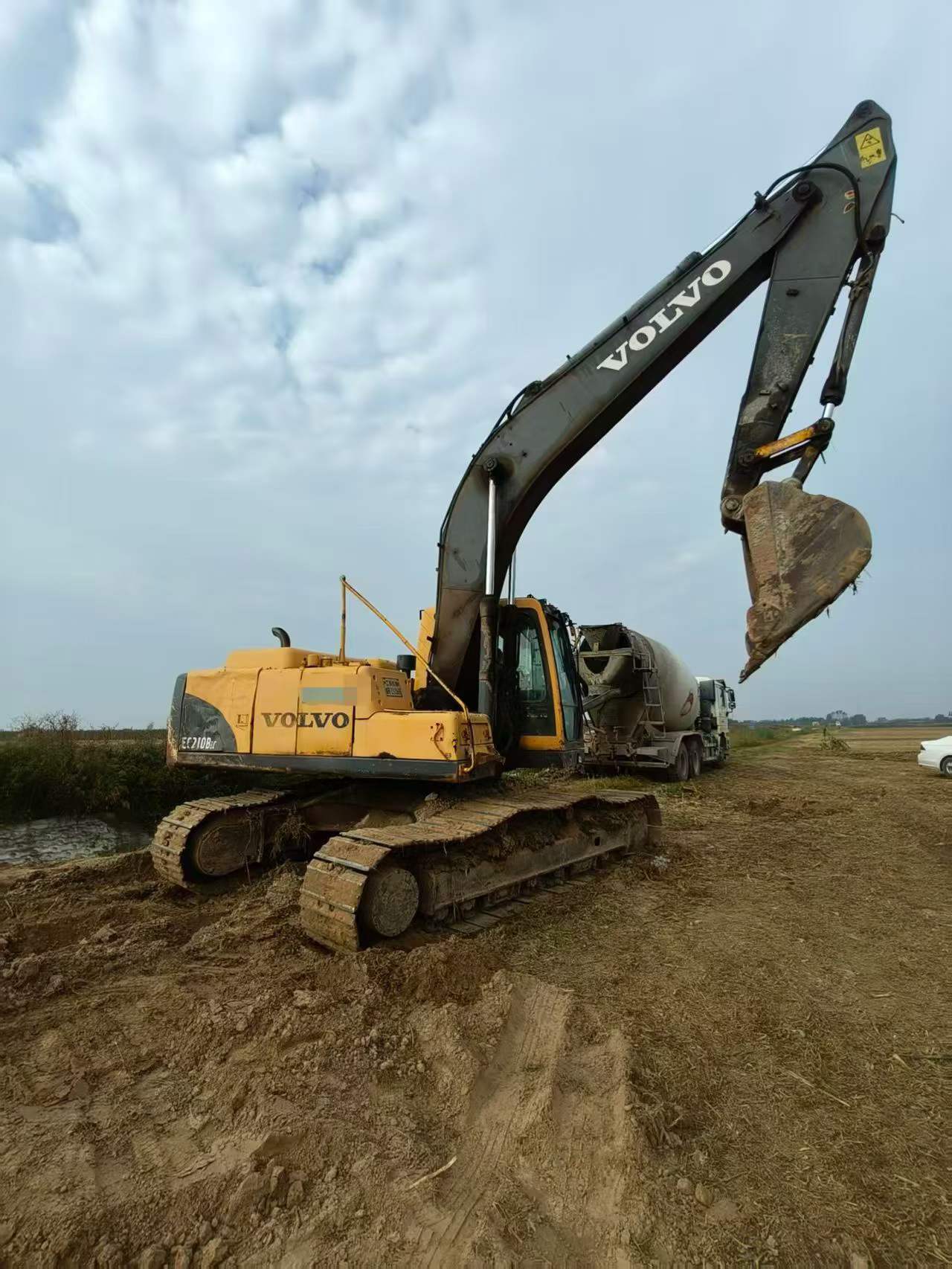 Buy Volvo EC210B Used Excavator / 4 Buy Volvo EC210B Used Excavator / 4