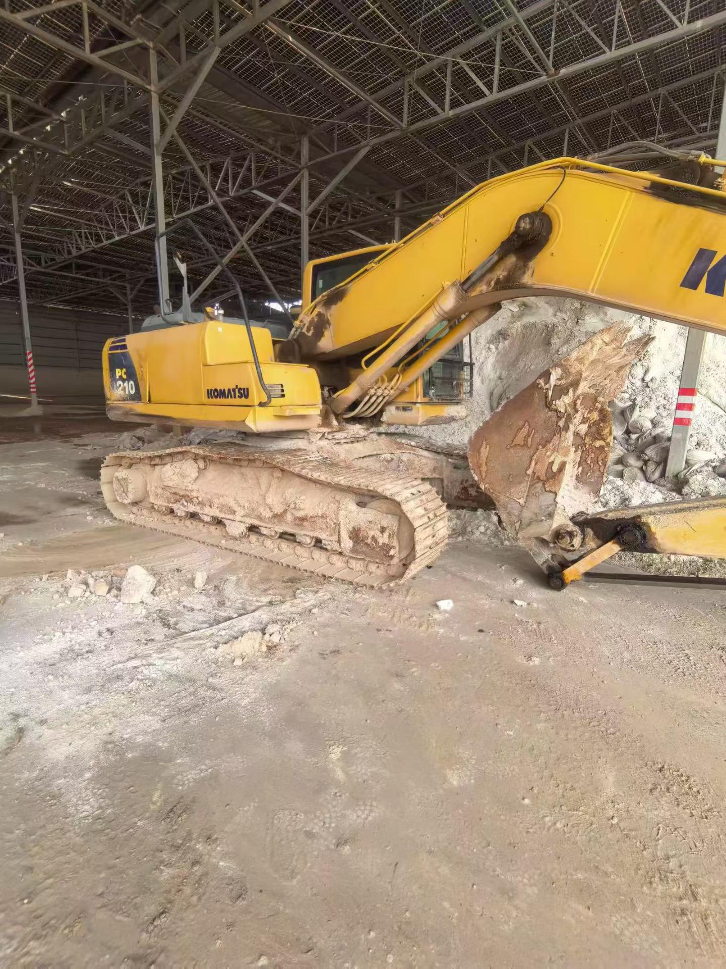 Compre Escavadeira Komatsu PC200 Usada / 2