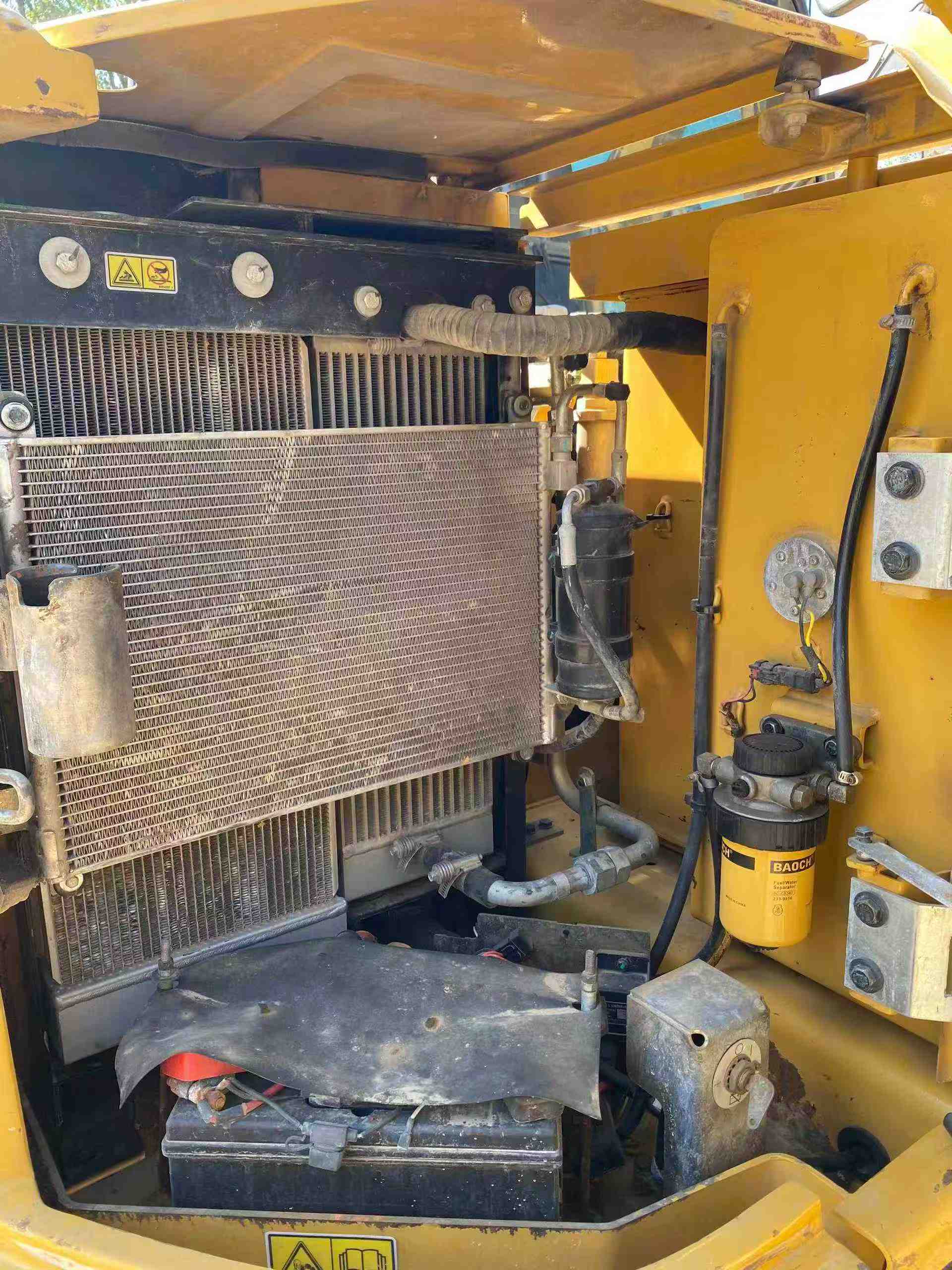 شراء حفارة Caterpillar 307B مستعملة / 3
