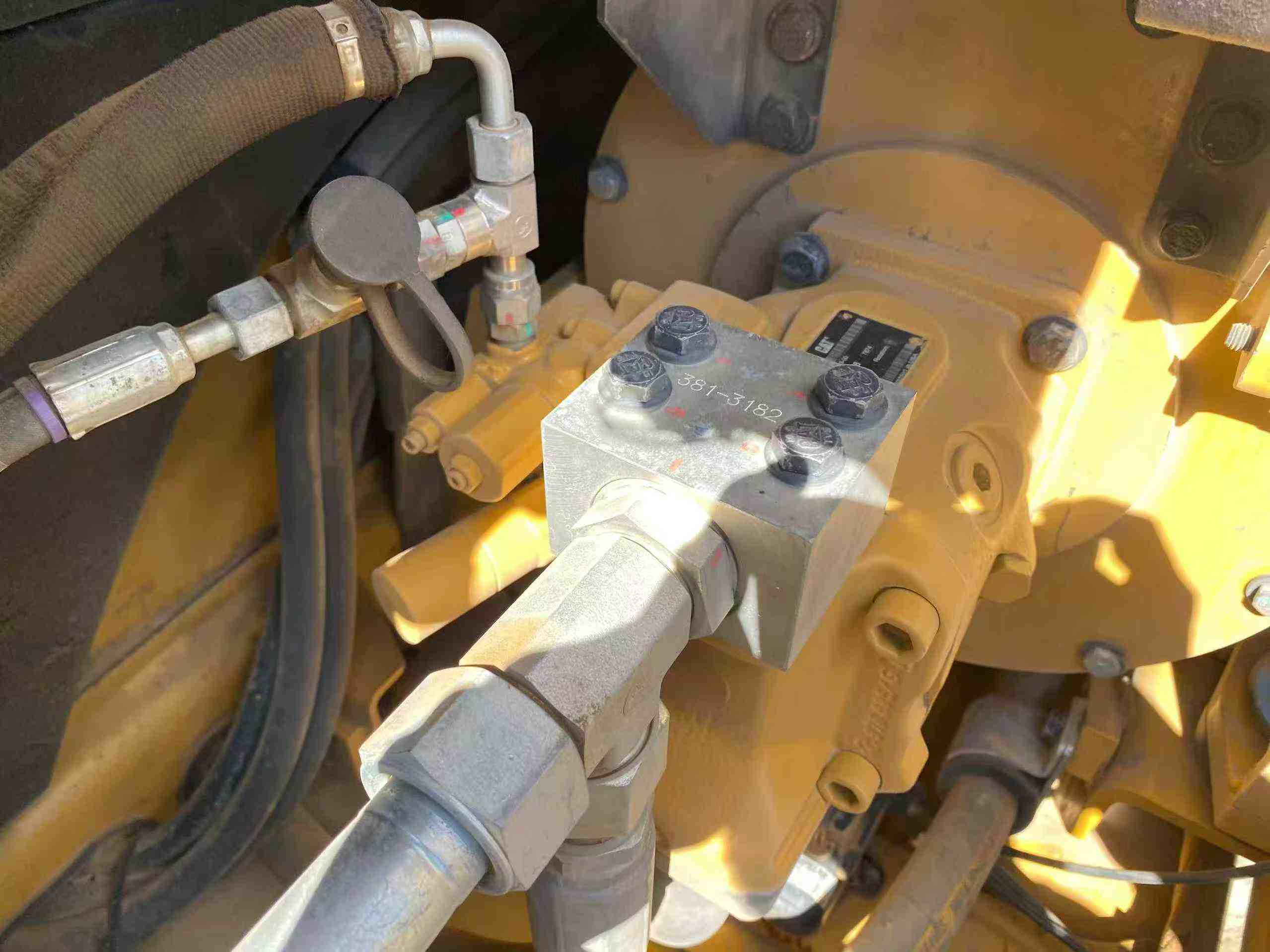 شراء حفارة Caterpillar 307B مستعملة / 6