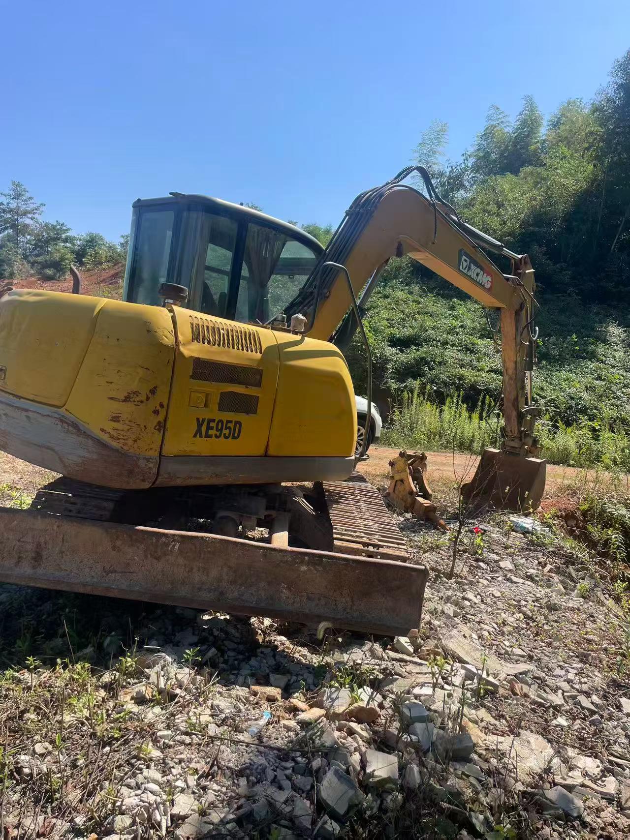 Compre Excavadora XCMG XE75C Usada / 7
