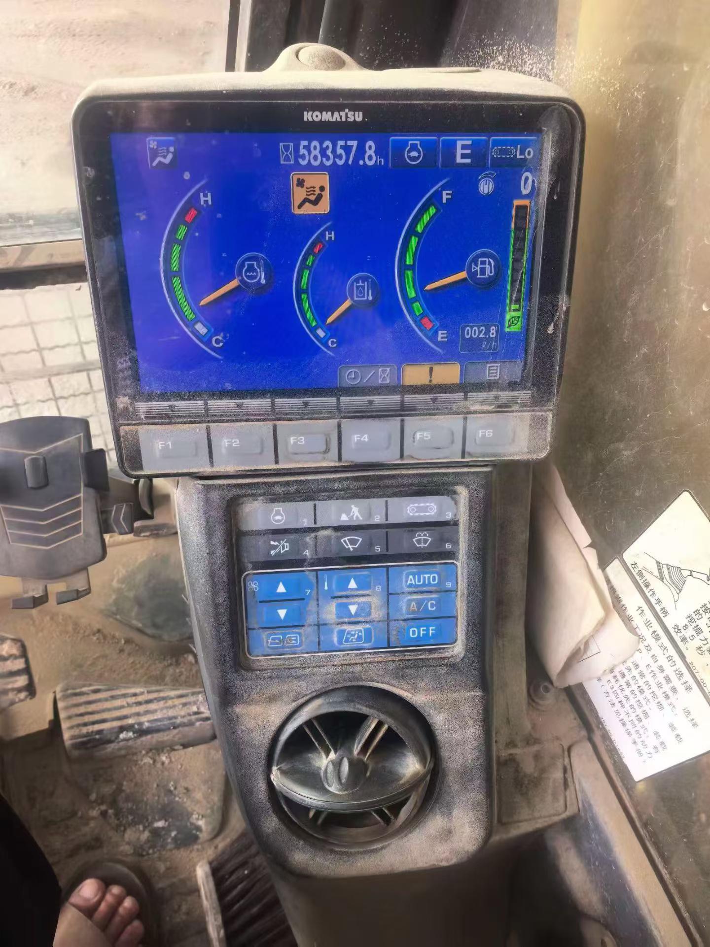 Compre Escavadeira Komatsu PC200 Usada / 5