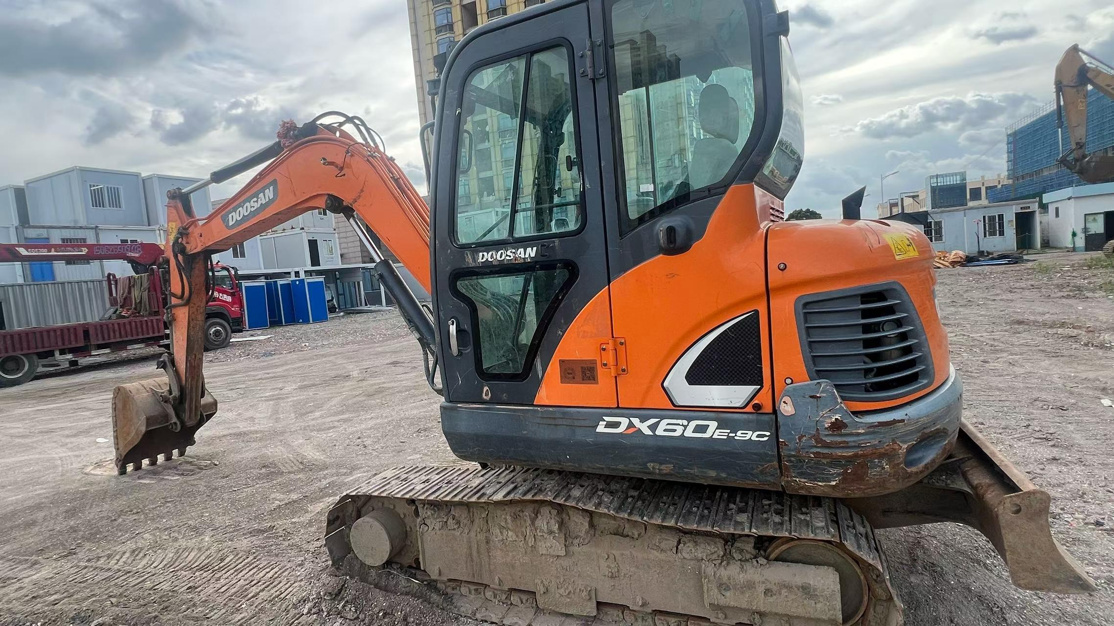 شراء حفارة Doosan DX60-9C مستعملة / 2