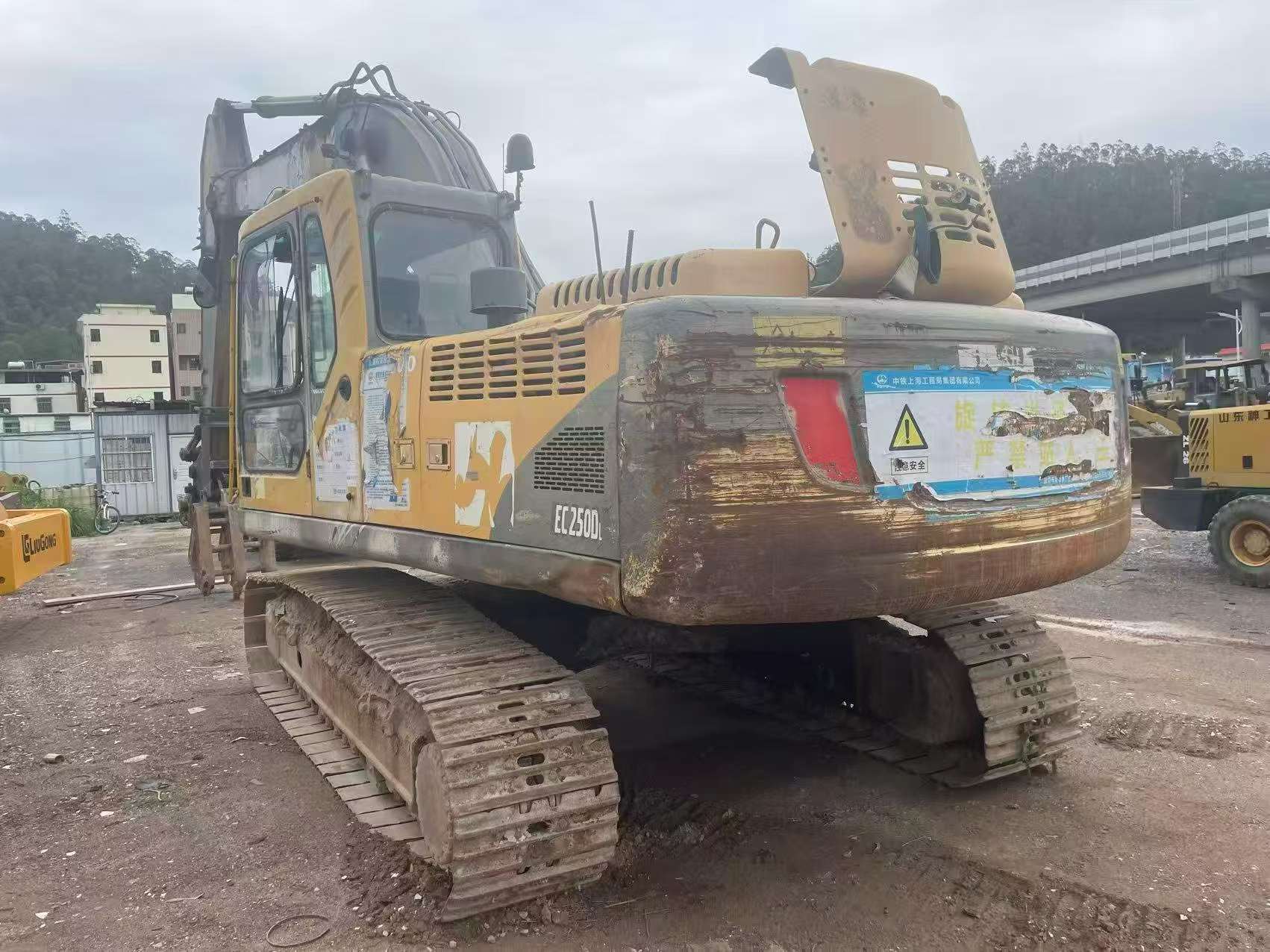 شراء Volvo L250G مستعمل حفارة
