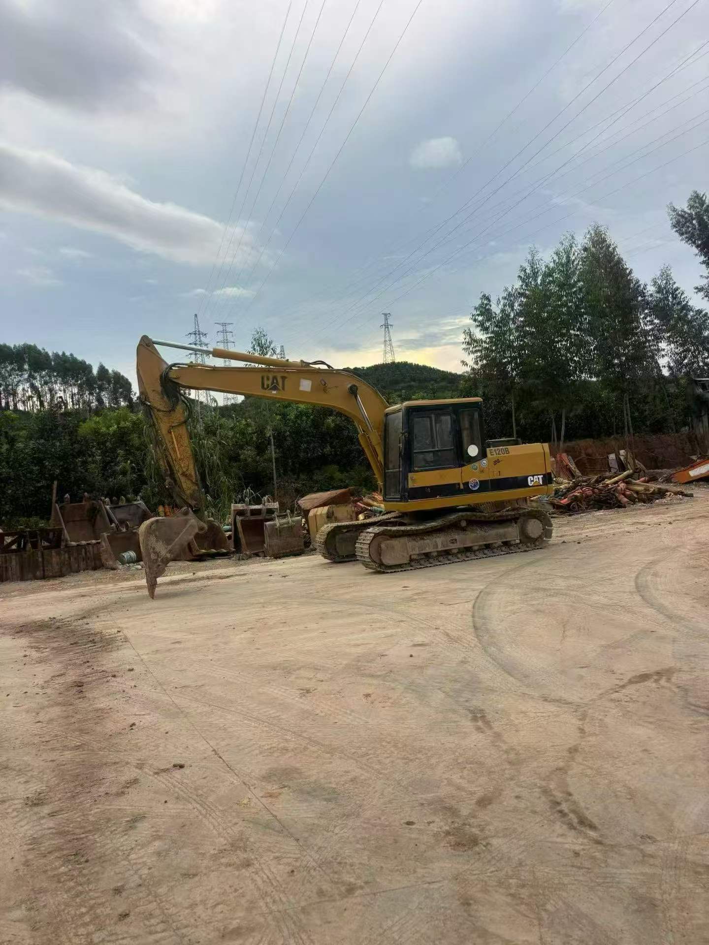 Compre Excavadora Caterpillar E120B Usada / 5