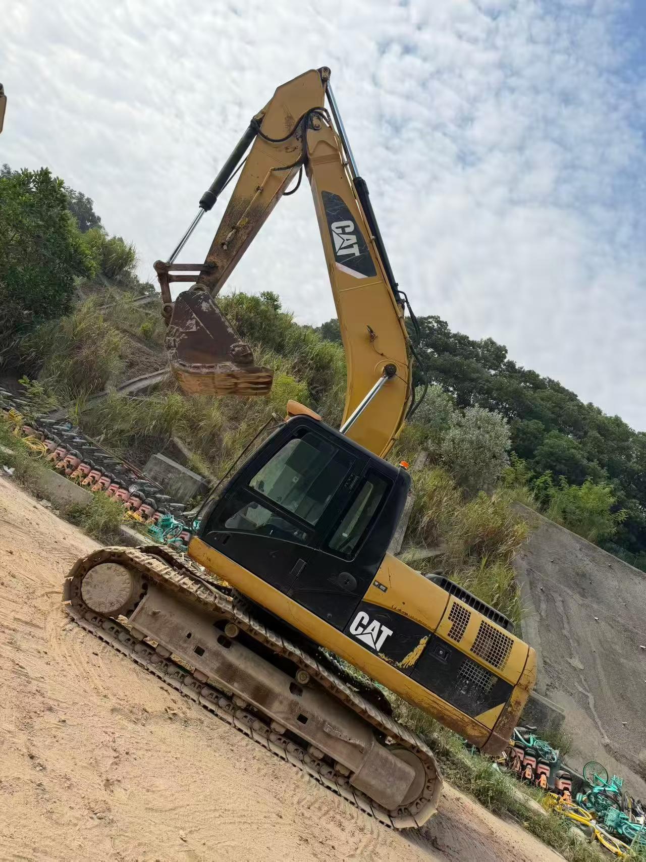 شراء Caterpillar 320D مستعمل حفارة