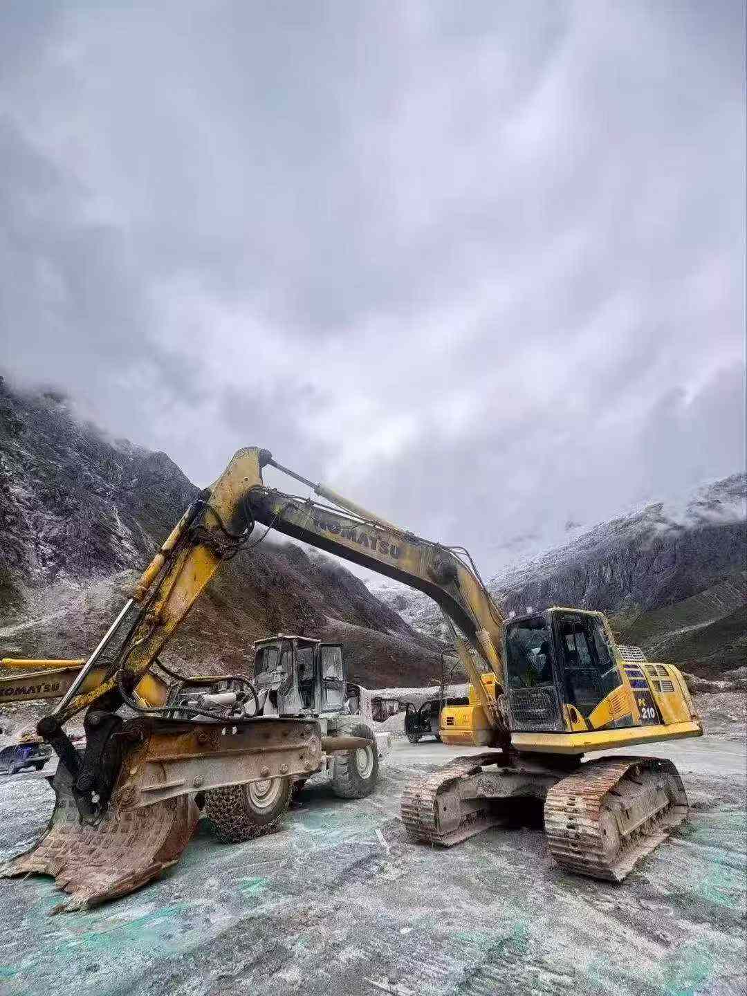 Купить Подержанный Экскаватор Komatsu PC210 / 4