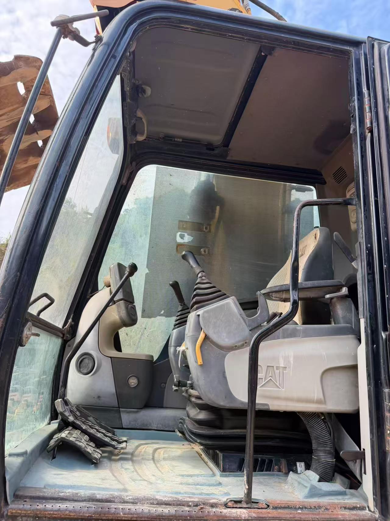 شراء حفارة Caterpillar 320D مستعملة / 4