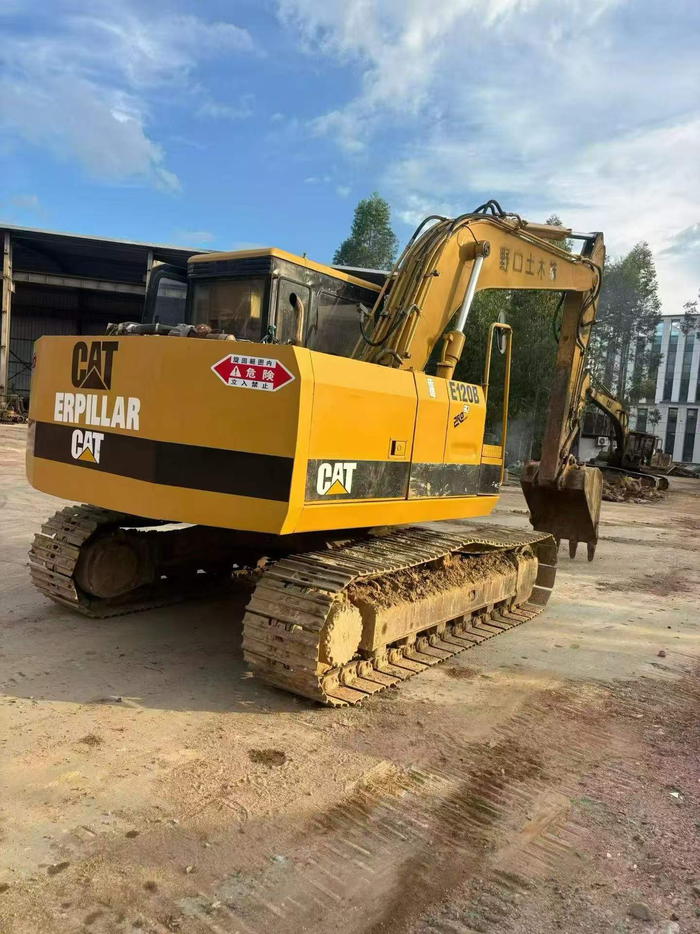 Compre Excavadora Caterpillar E120B Usada / 2
