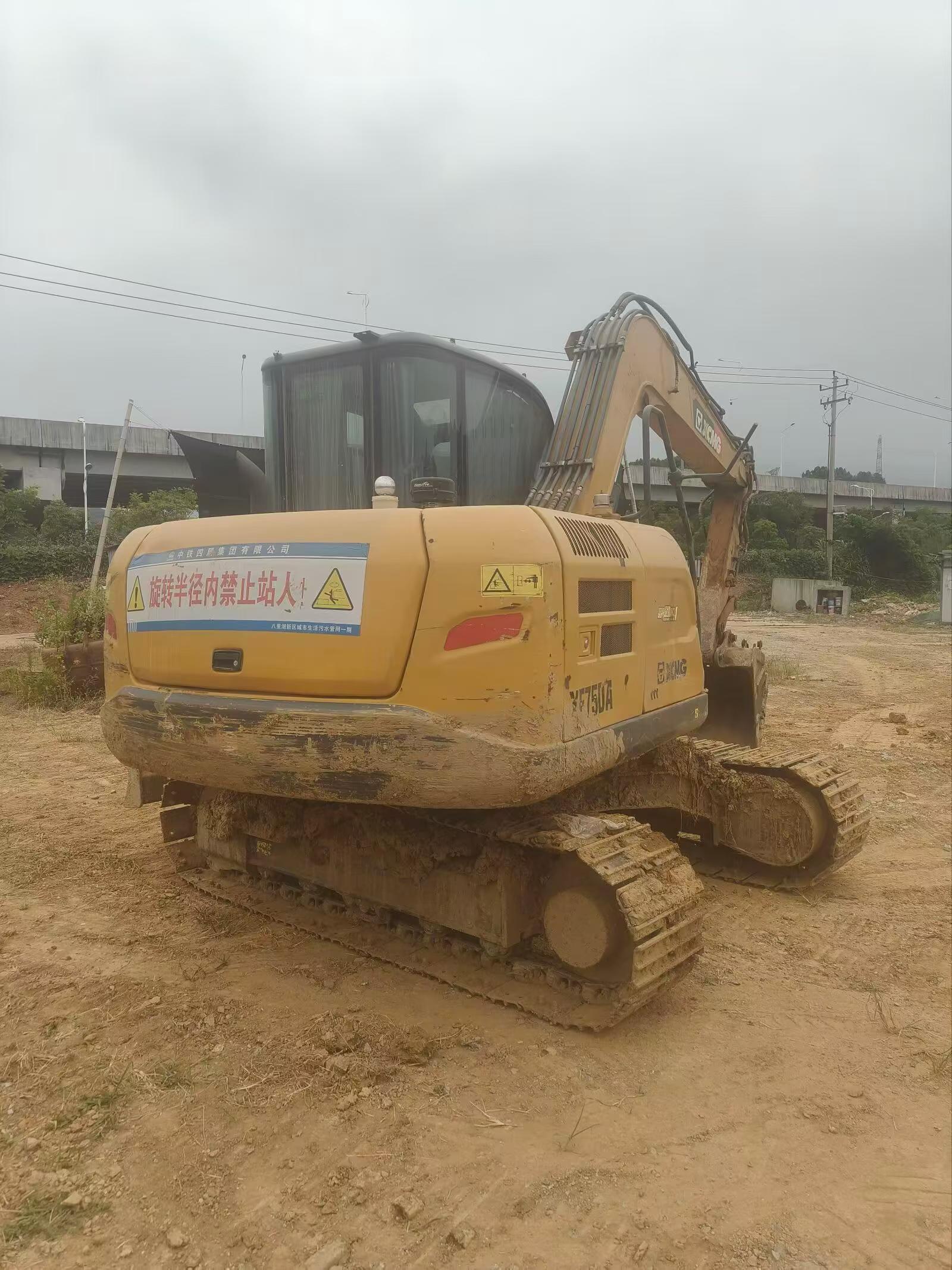 Compre Excavadora XCMG XE75C Usada / 3