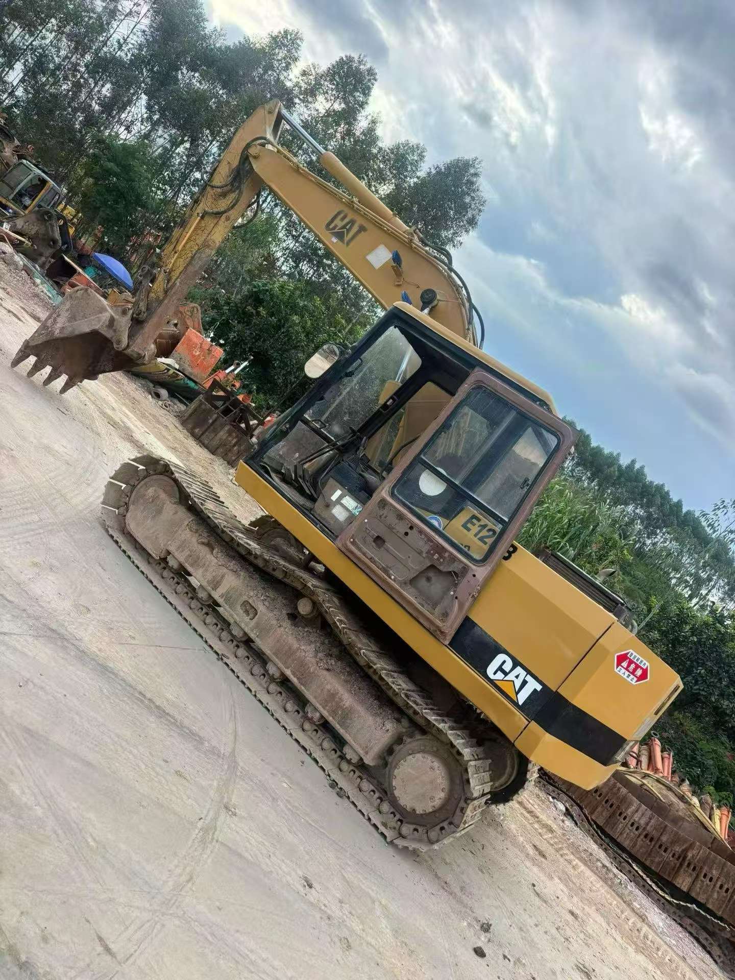 Compre Excavadora Caterpillar E120B Usada / 3