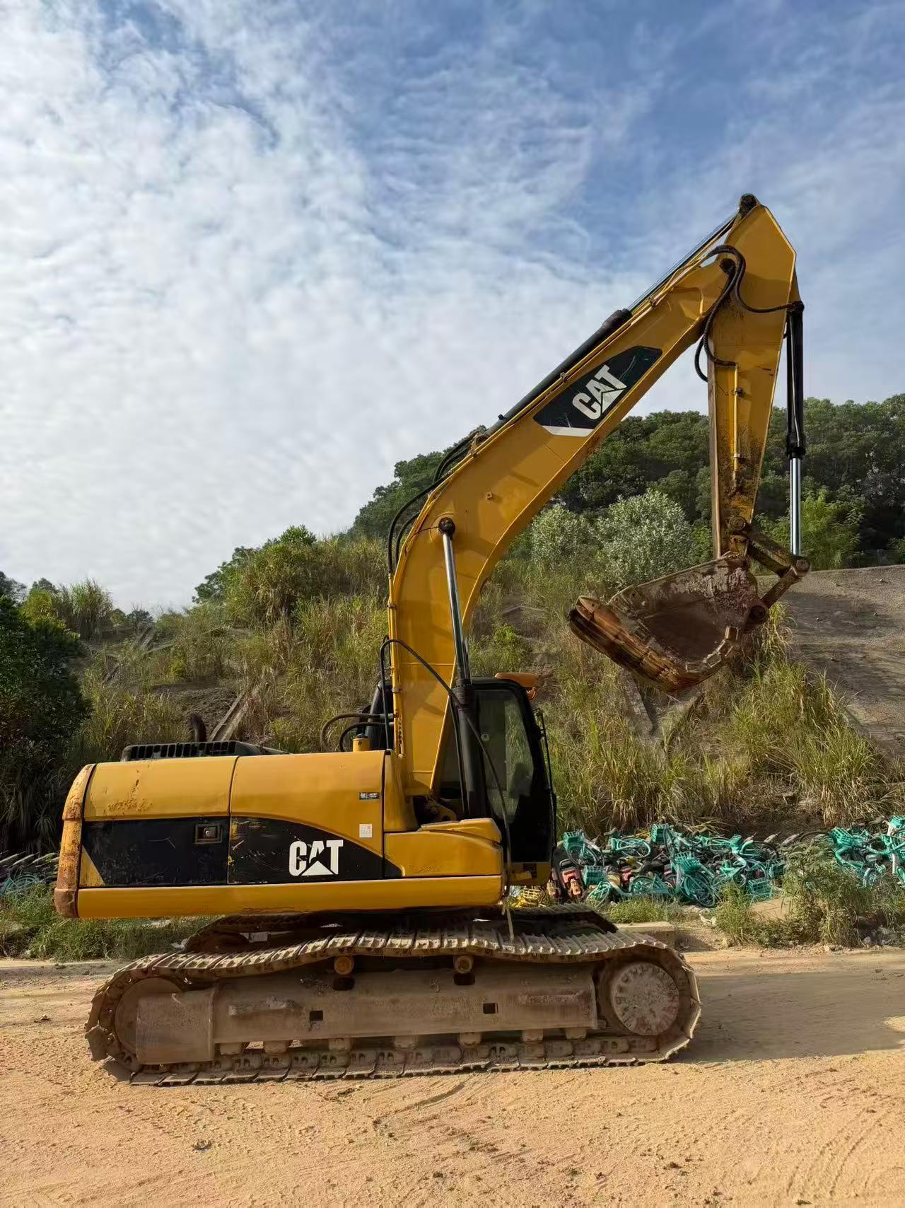 شراء حفارة Caterpillar 320D مستعملة / 2