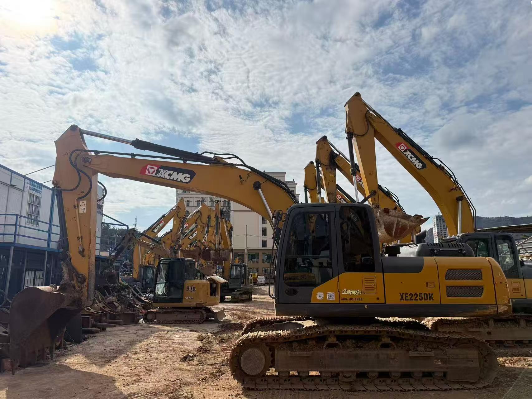 شراء حفارة XCMG XE215 مستعملة / 2
