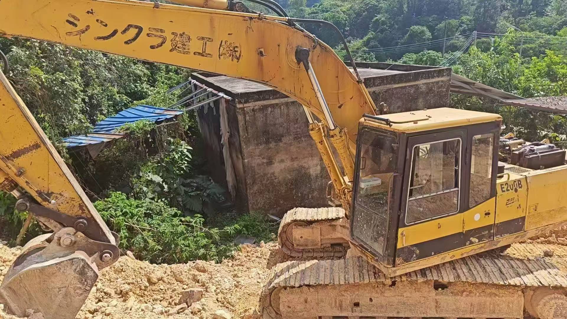 Compre Excavadora Caterpillar E200B Usada / 2