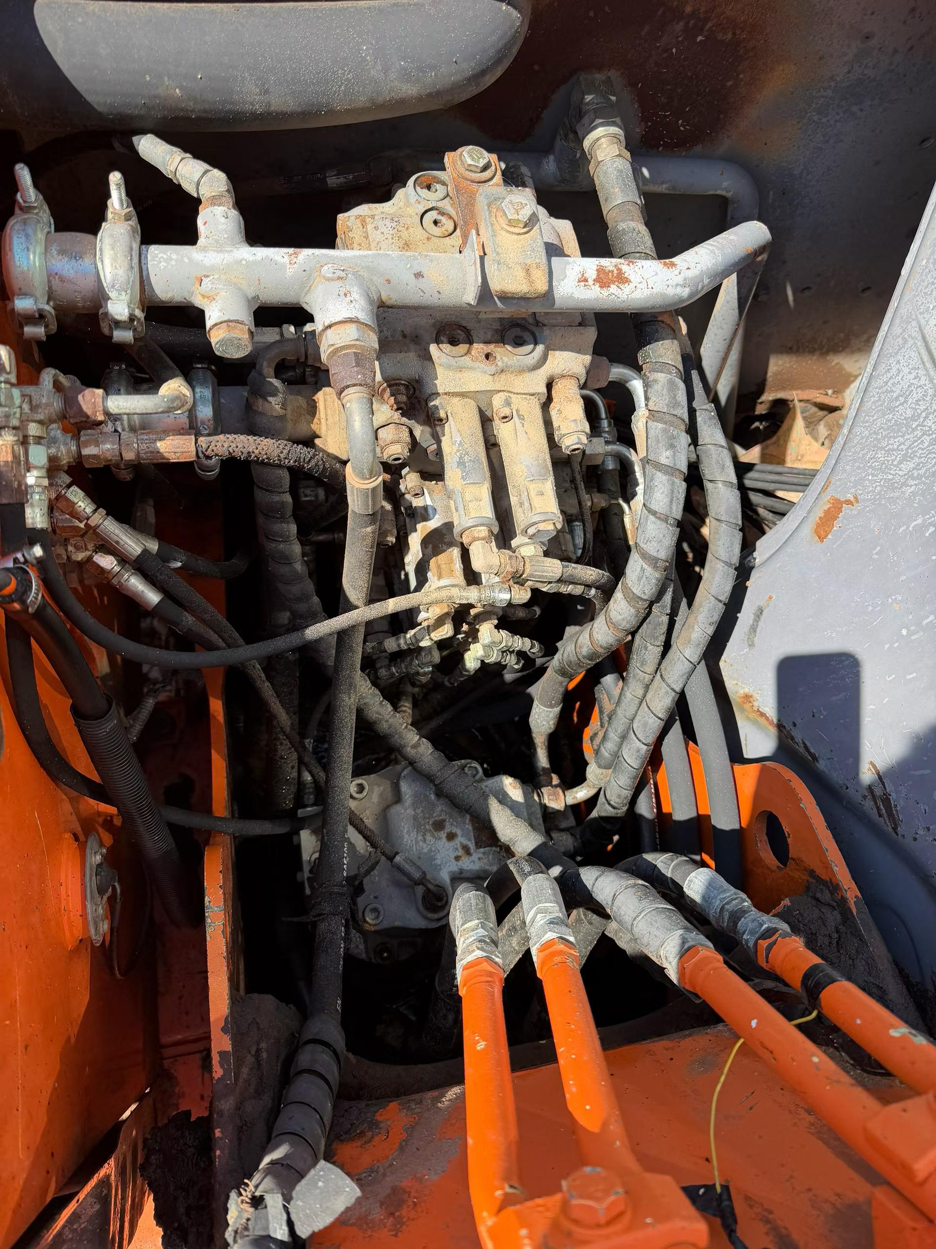 شراء حفارة Hitachi ZX70-6 مستعملة / 6