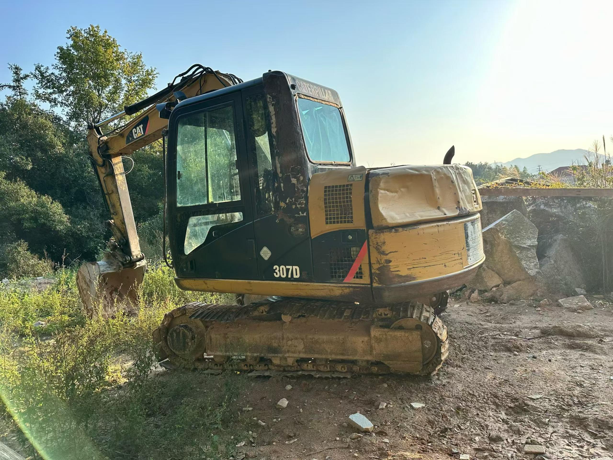 شراء حفارة Caterpillar 307B مستعملة / 2