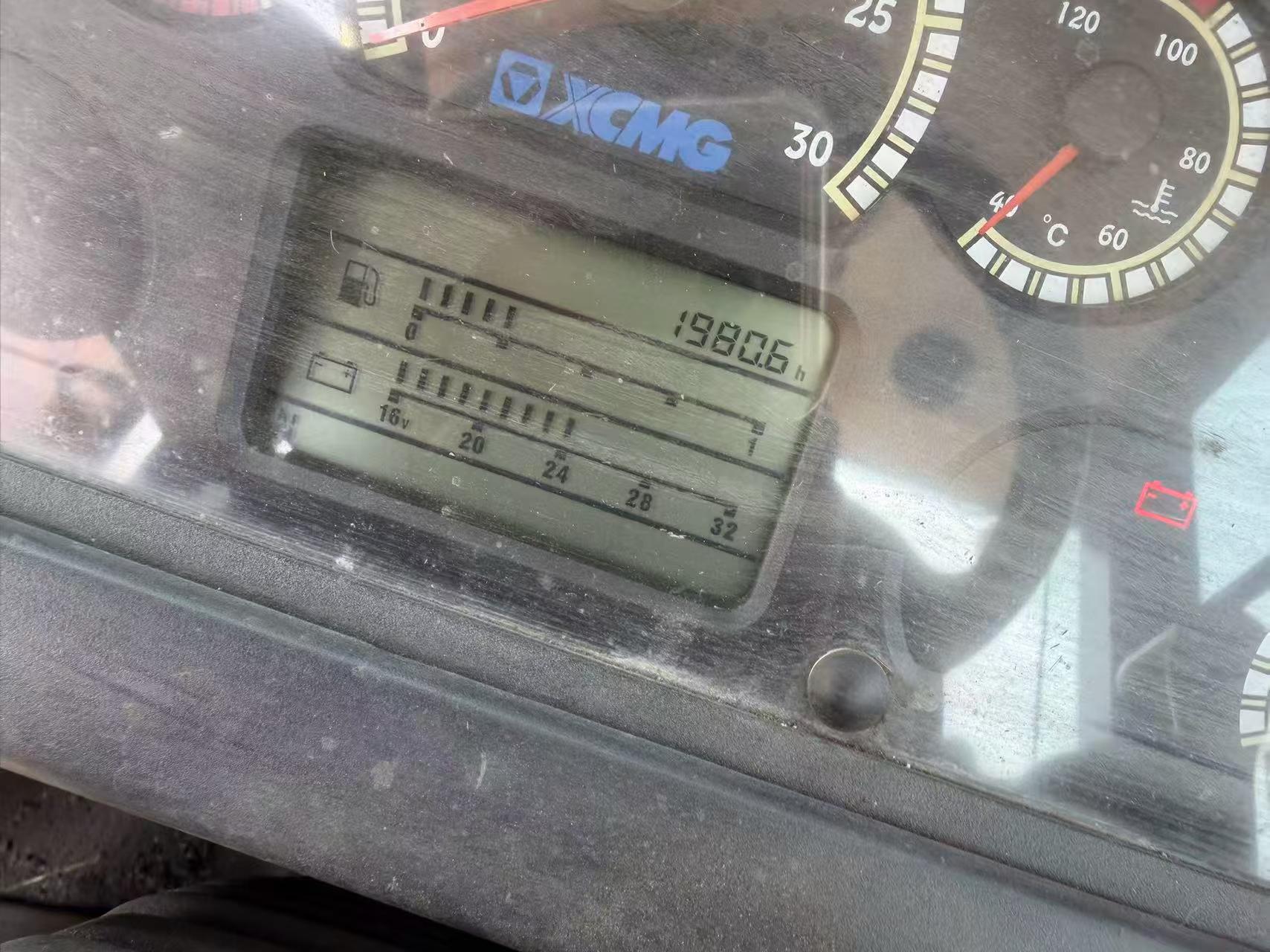 شراء حفارة XCMG XE700C مستعملة / 4