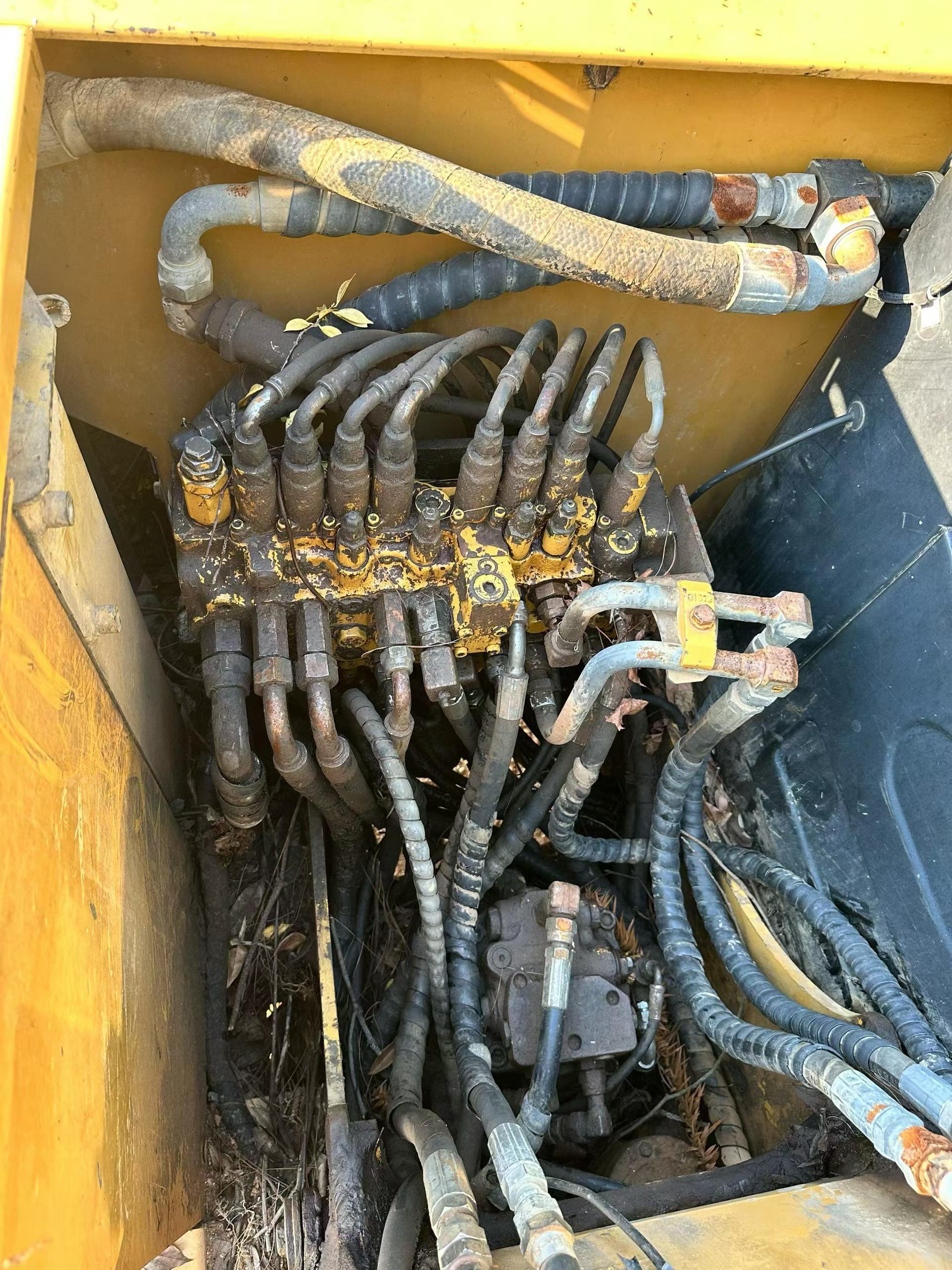 شراء حفارة Caterpillar 307B مستعملة / 4