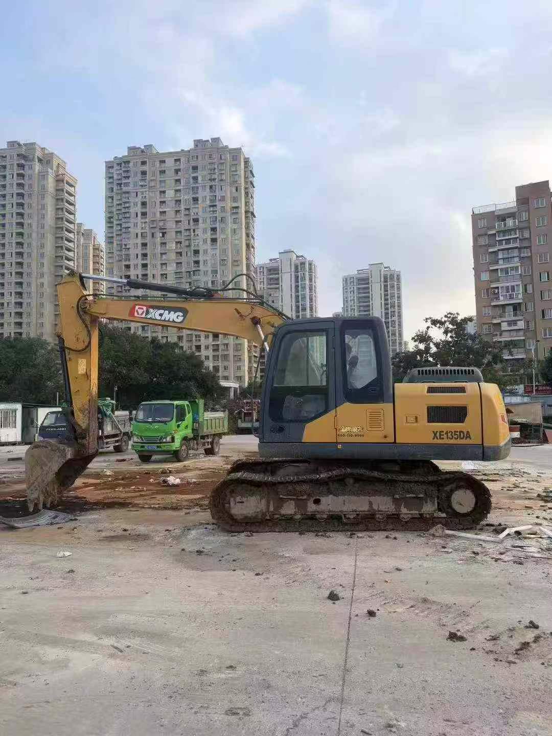 Compre Escavadeira XCMG XE135B Usada / 2