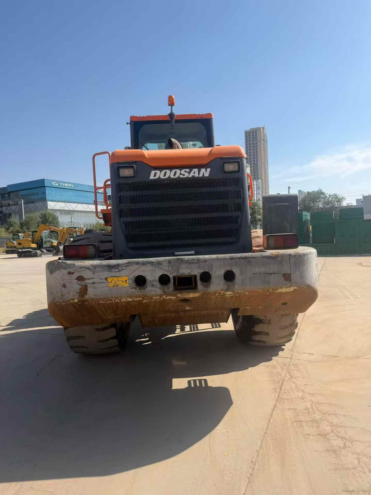 Compre Escavadeira Doosan DL607-9C Usada / 5