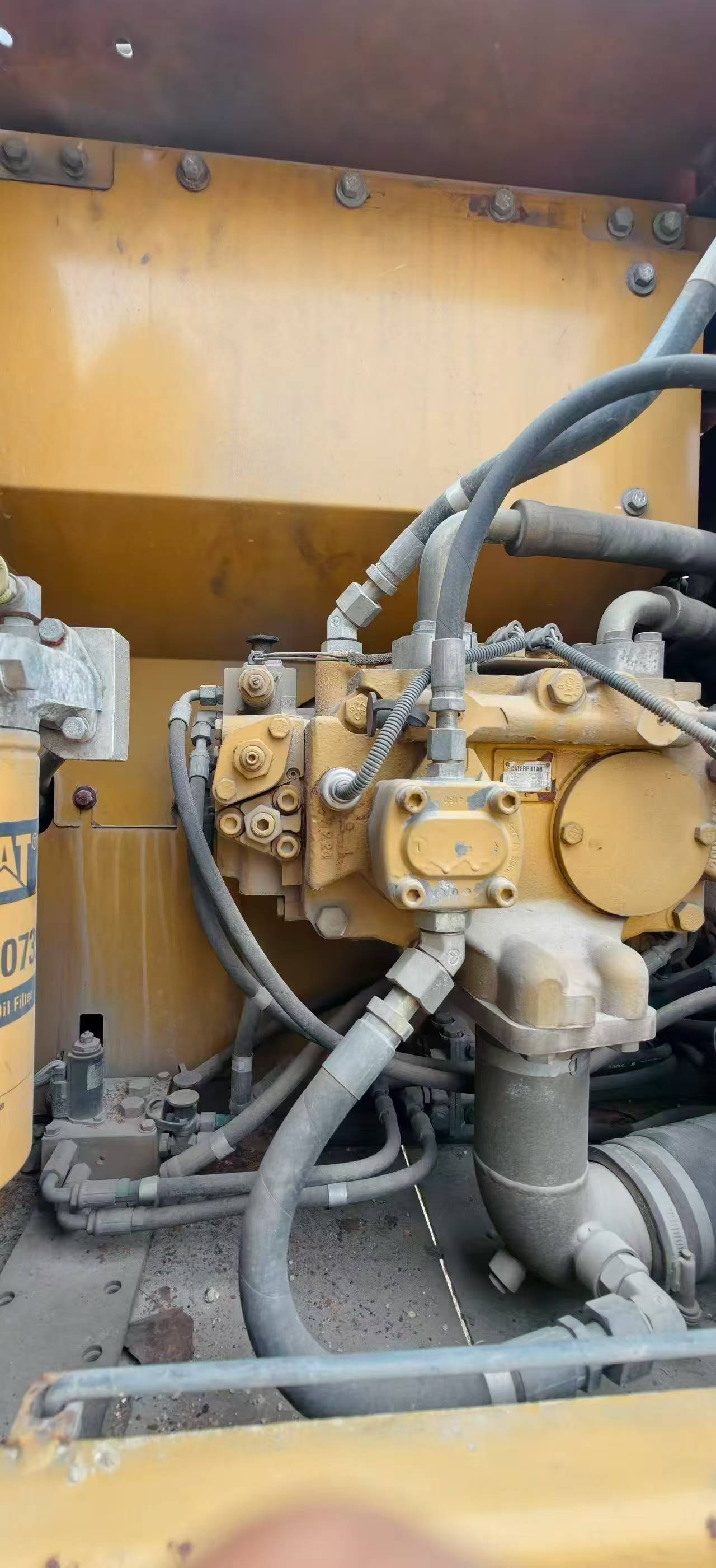 شراء حفارة Caterpillar 323 مستعملة / 6