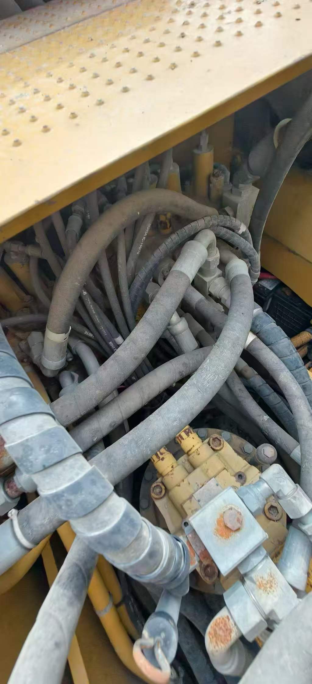 شراء حفارة Caterpillar 323 مستعملة / 8