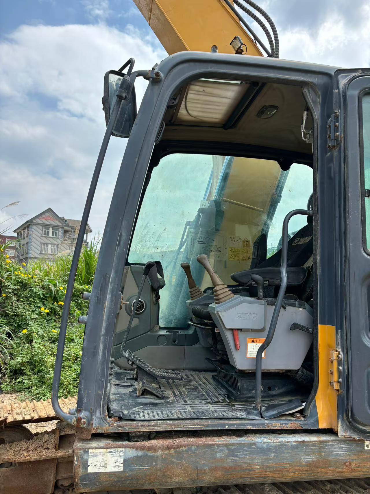 Compre Excavadora XCMG XE135B Usada / 4