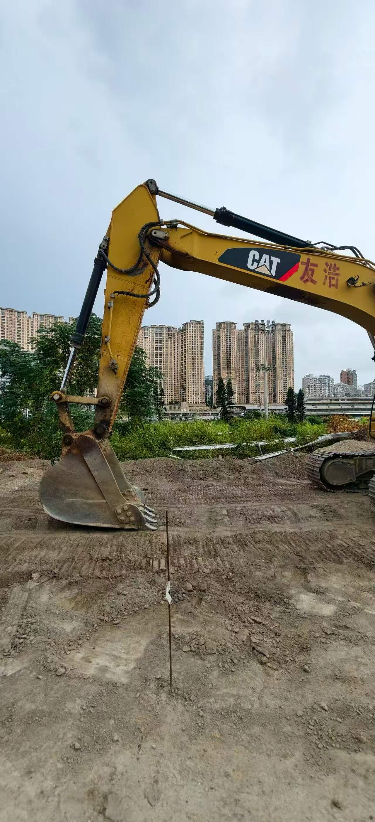 شراء حفارة Caterpillar 323 مستعملة / 2