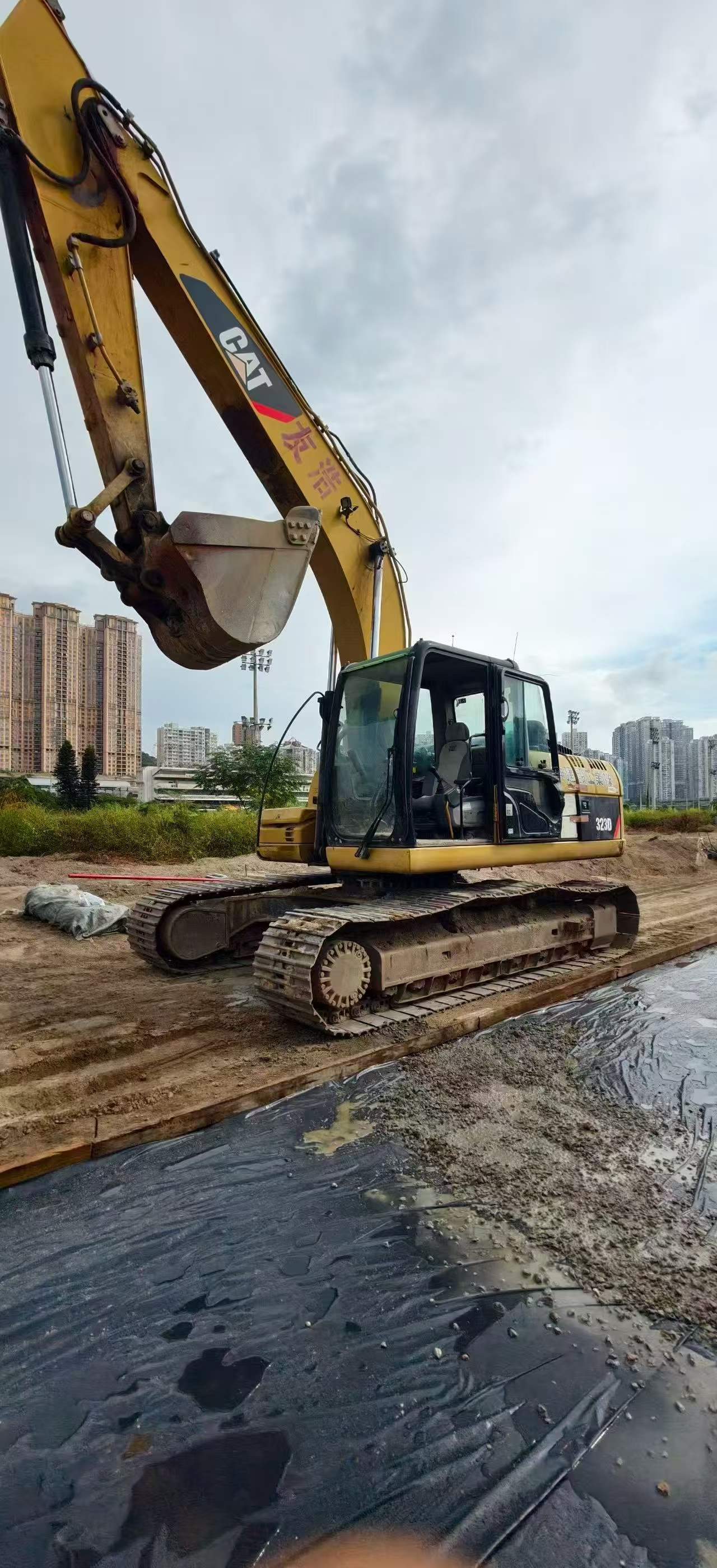 شراء Caterpillar 323 مستعمل حفارة