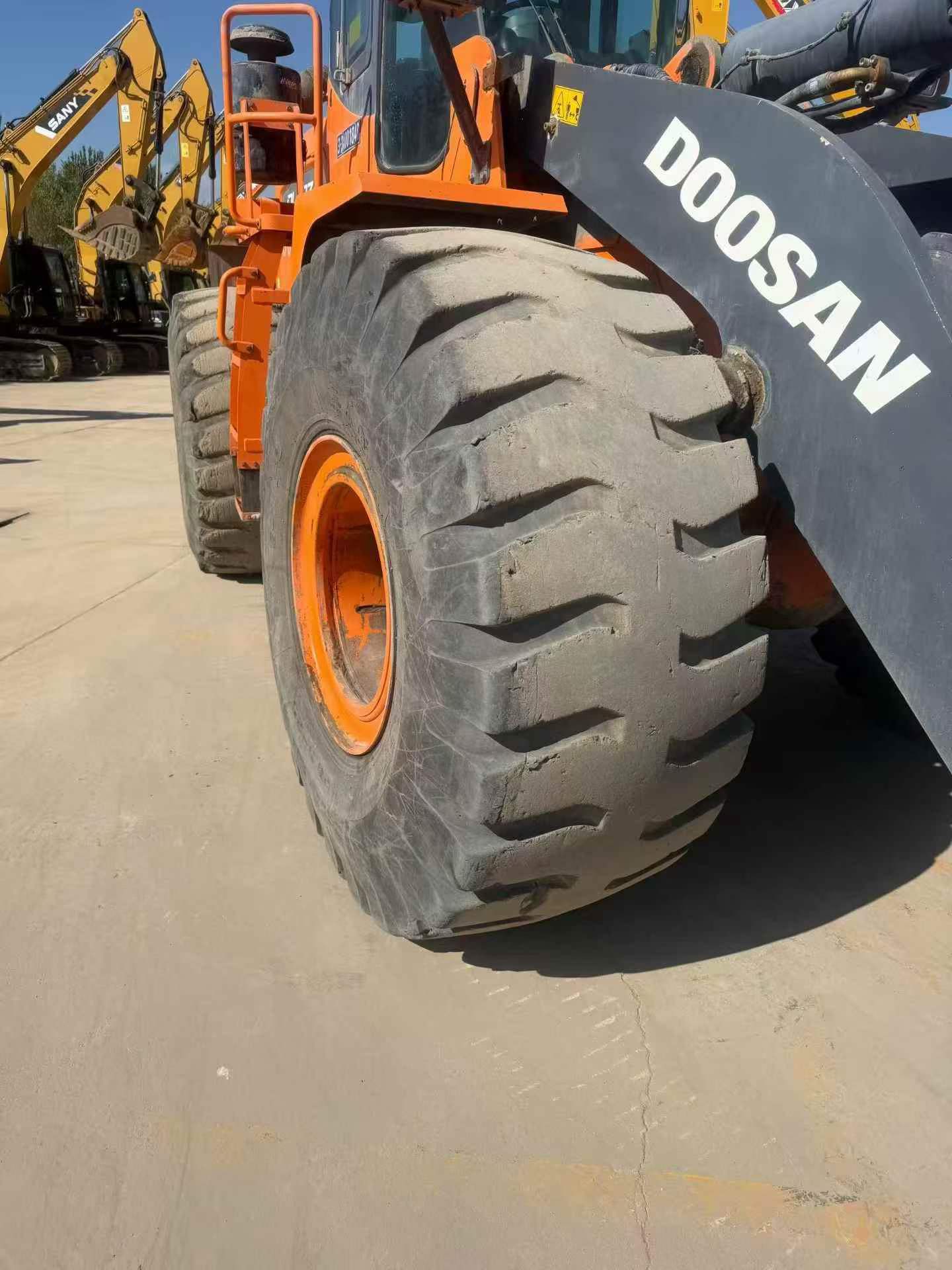 Compre Escavadeira Doosan DL607-9C Usada / 9