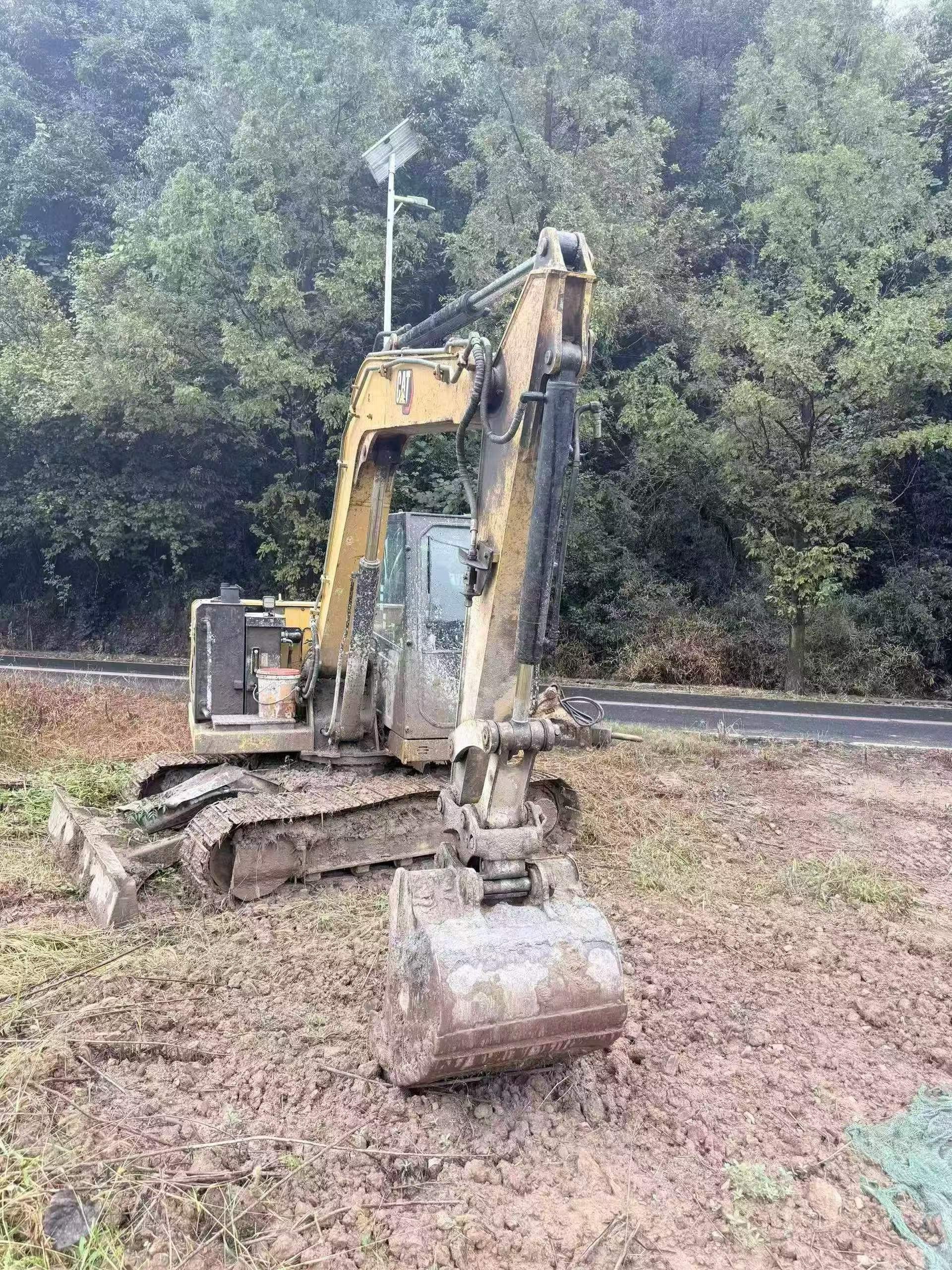 شراء حفارة Caterpillar 307B مستعملة / 2