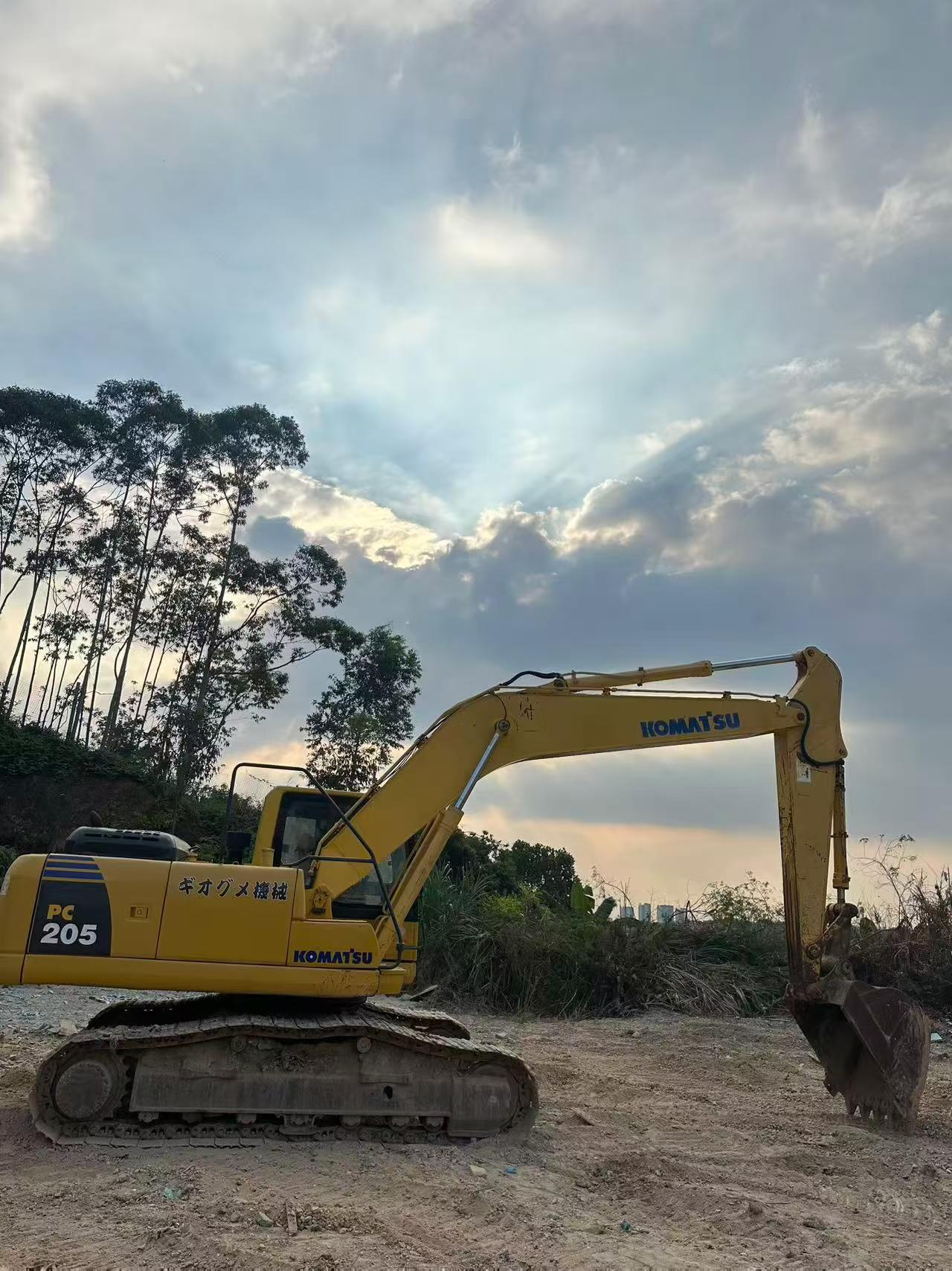 Купить Подержанный Экскаватор Komatsu HB205-1 / 3